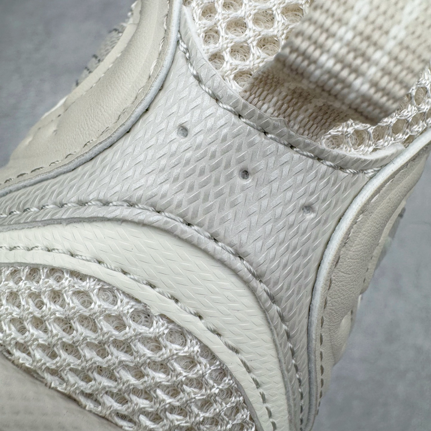 图片[15]-＃G版纯原 New Balance MR530AA1 NB新百伦复古透气跑步鞋 全套原楦原纸板原厂数据开发 同步原鞋一次Model大底 全鞋电脑针车加持 原厂网布TPU高频工艺 正确中底拉帮 高密度丽新布中底 抛弃过往以皮革为主的人气轮廓 以极具复古风范的跑鞋外观呈现 设计上全鞋以简约清爽的纯白色作基底 鞋身覆盖大面积织物网眼材质 并于鞋头、鞋带孔眼片等细节处点缀对比鲜明的反光银镀层凸显 鞋舌、侧身等位置则辅以一贯的「N」字标志和品牌徽标彰显身份 最后通过搭载的 ABZORB 缓震中底完善整体造型 尺码：36 37 37.5 38 38.5 39.5 40 40.5 41.5 42 42.5 43 44 44.5 45 45.5 46.5 47-选品中心