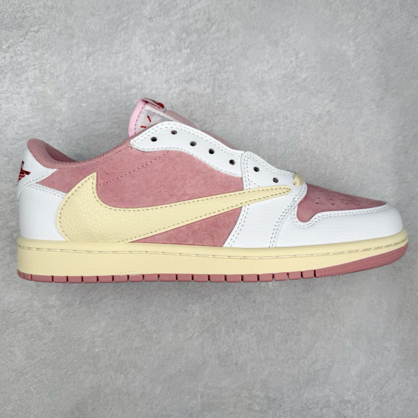 图片[3]-＃福利特价 Travis Scott x Air Jordan AJ1 Low OG SP TS联名倒钩低帮 外贸特供批次 全套原纸板楦头开发 确保原汁原味 完美呈现一代版型 一比一鞋头弧度高度鞋身弧度 此版本只针对中端市场 细节品控鞋型随意秒杀市面同价位 鞋型完美 不臃肿别扭 头层皮料加持 用料绝不含糊 进口玻璃冲刀皮料裁剪零毛边 电脑针车工艺 超高鞋面清洁度 最高QC检验标准 控制溢胶瑕疵 原盒原配 飞翼3D高频深度立体 工艺方面大到整体鞋型 漏斗收腰 底线拉帮 LOGO立体程度 小到针眼排布 载片对称 冲孔效果 鞋标规范 鞋垫背胶等等 无一不是口碑收割 每双都是一个回头客 尺码：36 36.5 37.5 38 38.5 39 40 40.5 41 42 42.5 43 44 44.5 45-选品中心