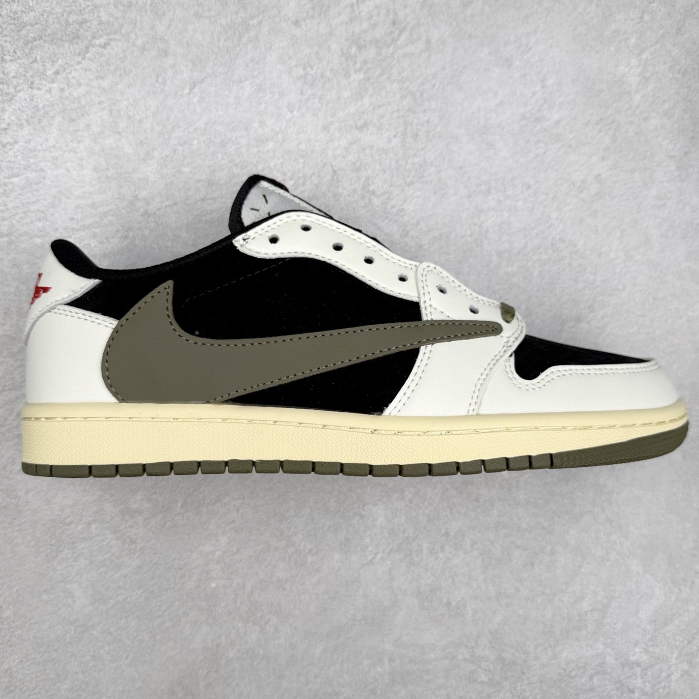 图片[4]-＃福利特价 Travis Scott x Air Jordan AJ1 Low OG SP TS联名倒钩低帮 外贸特供批次 全套原纸板楦头开发 确保原汁原味 完美呈现一代版型 一比一鞋头弧度高度鞋身弧度 此版本只针对中端市场 细节品控鞋型随意秒杀市面同价位 鞋型完美 不臃肿别扭 头层皮料加持 用料绝不含糊 进口玻璃冲刀皮料裁剪零毛边 电脑针车工艺 超高鞋面清洁度 最高QC检验标准 控制溢胶瑕疵 原盒原配 飞翼3D高频深度立体 工艺方面大到整体鞋型 漏斗收腰 底线拉帮 LOGO立体程度 小到针眼排布 载片对称 冲孔效果 鞋标规范 鞋垫背胶等等 无一不是口碑收割 每双都是一个回头客 尺码：36 36.5 37.5 38 38.5 39 40 40.5 41 42 42.5 43 44 44.5 45-选品中心