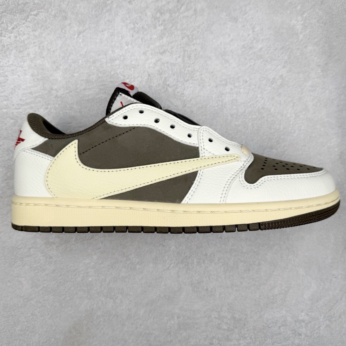 图片[2]-＃福利特价 Travis Scott x Air Jordan AJ1 Low OG SP TS联名倒钩低帮 外贸特供批次 全套原纸板楦头开发 确保原汁原味 完美呈现一代版型 一比一鞋头弧度高度鞋身弧度 此版本只针对中端市场 细节品控鞋型随意秒杀市面同价位 鞋型完美 不臃肿别扭 头层皮料加持 用料绝不含糊 进口玻璃冲刀皮料裁剪零毛边 电脑针车工艺 超高鞋面清洁度 最高QC检验标准 控制溢胶瑕疵 原盒原配 飞翼3D高频深度立体 工艺方面大到整体鞋型 漏斗收腰 底线拉帮 LOGO立体程度 小到针眼排布 载片对称 冲孔效果 鞋标规范 鞋垫背胶等等 无一不是口碑收割 每双都是一个回头客 尺码：36 36.5 37.5 38 38.5 39 40 40.5 41 42 42.5 43 44 44.5 45-选品中心