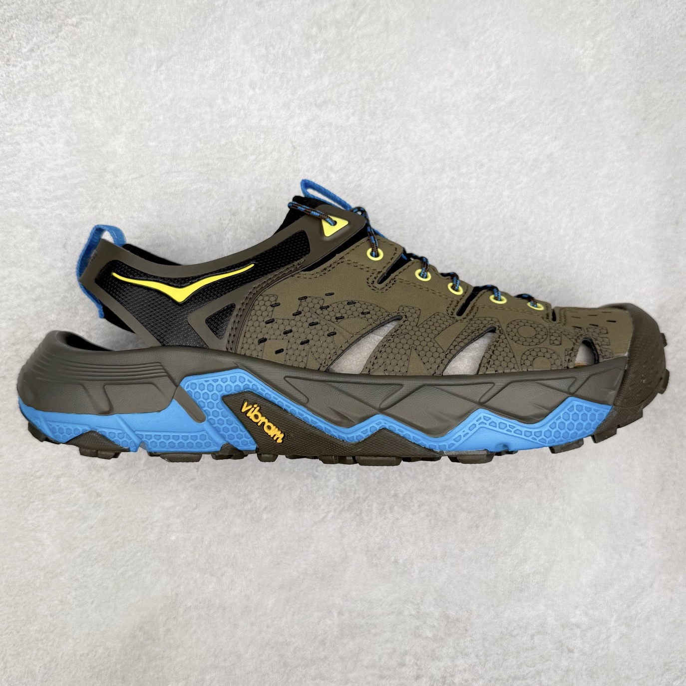 ＃纯原 HOKA ONE ONE VIBRAM 舒适防滑透气涉水溯溪鞋 作为先锋品牌的 HOKA ONE ONE总是以独特的方式 HOPARA是一款溯溪鞋 又名排水鞋 可长期用于涉水和溯溪 保护脚底和脚趾的安全和舒适 鞋面材料速干 透气 耐磨 鞋底防滑 耐磨 抓地能力强 出于安全考虑 设计要求较高-涉水溯溪过程中 水 泥沙 可以直接从鞋内大孔排出 细纹鞋底使在岩石上抓地能力强 避免打滑 而上路后 鞋面具有快干透气等优点 尺码：36 36.5 37.5 38 39 40 40.5 41 42 42.5 43 44 45-选品中心