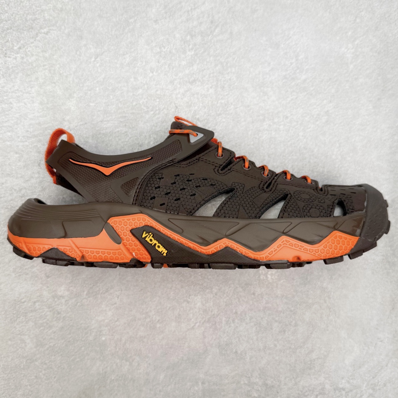 ＃纯原 HOKA ONE ONE VIBRAM 舒适防滑透气涉水溯溪鞋 作为先锋品牌的 HOKA ONE ONE总是以独特的方式 HOPARA是一款溯溪鞋 又名排水鞋 可长期用于涉水和溯溪 保护脚底和脚趾的安全和舒适 鞋面材料速干 透气 耐磨 鞋底防滑 耐磨 抓地能力强 出于安全考虑 设计要求较高-涉水溯溪过程中 水 泥沙 可以直接从鞋内大孔排出 细纹鞋底使在岩石上抓地能力强 避免打滑 而上路后 鞋面具有快干透气等优点 尺码：36 36.5 37.5 38 39 40 40.5 41 42 42.5 43 44 45-选品中心