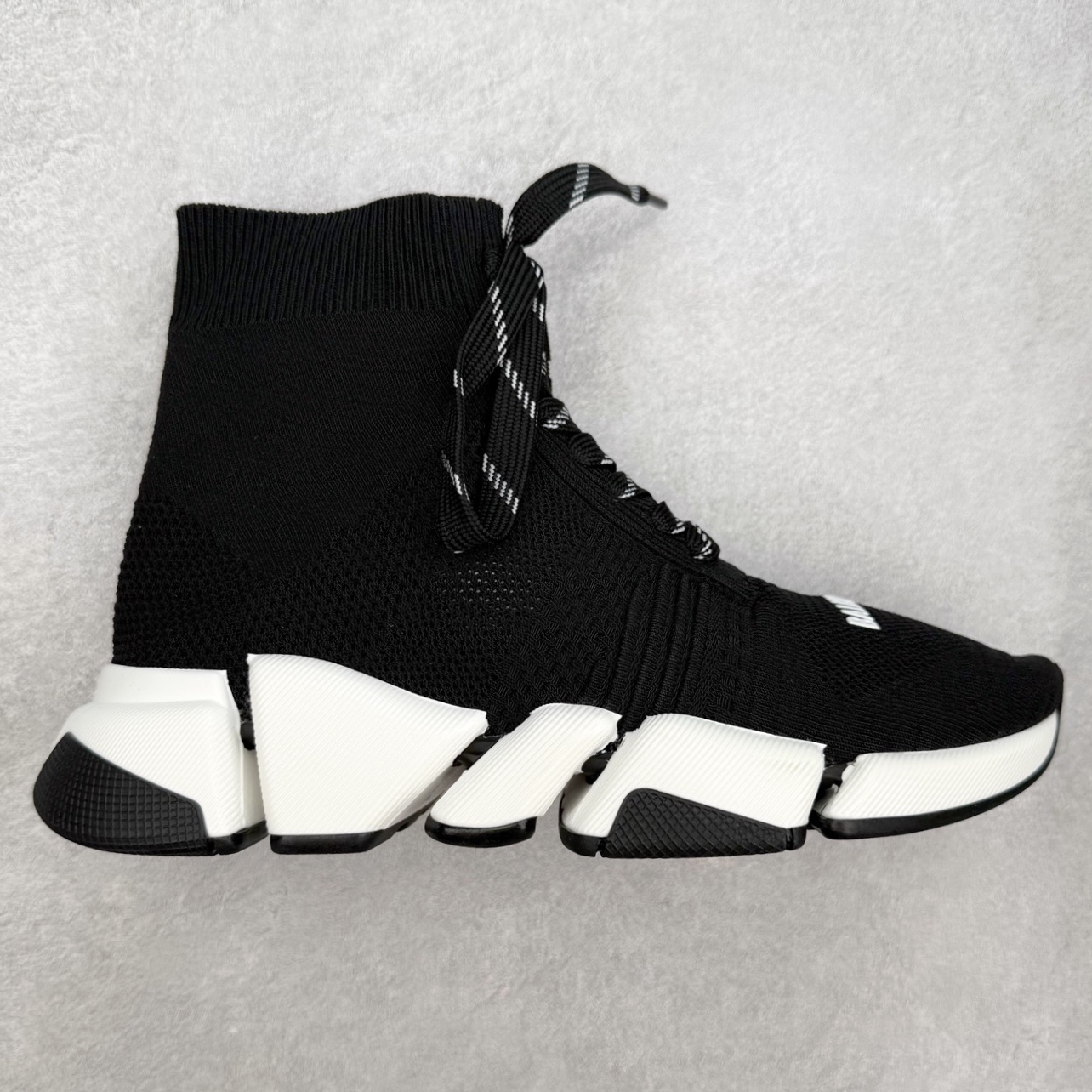 Balenciaga巴黎世家 Speed 2.0 LT 运动舒适 高帮生活休闲鞋 20S秋冬新品首发纯原版本 Logo 永不掉字 右脚鞋头内置NFC热熔内标 # MD多层组合大底 360°柔韧扭曲 上脚极致舒适 全新的动感设计理念 诠释了这款皇帝一脚蹬懒人鞋的主导地位!尺码:35/45-选品中心
