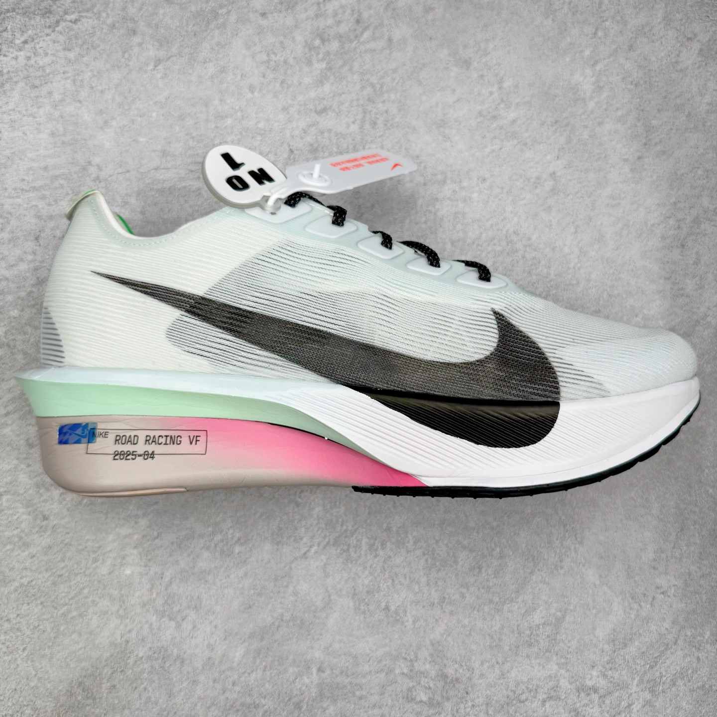 ＃纯原 Jakob A. Ingebrigtsen x NK Zoom VaporFly Next 4% 舒适百搭透气回弹低帮短跑马拉松跑步鞋 HF6414-101 采用精致醒目设计，精准诠释雅各布·因格布里格森的风格，聚焦他的核心信念：家庭与夺冠。该鞋款在前代鞋款的基础上减轻重量，但不影响性能表现。碳纤维 Flyplate 结合出众回弹的ZoomX泡绵中底，缔造比赛日佳选，令你快意难挡，疾速冲刺。这款公路竞速跑步鞋具备匠心品质，无论是日常畅跑还是马拉松，皆可轻松驾驭，是雅各布的信赖之选。尺码：36 36.5 37.5 38 38.5 39 40 40.5 41 42 42.5 43 44 44.5 45-选品中心