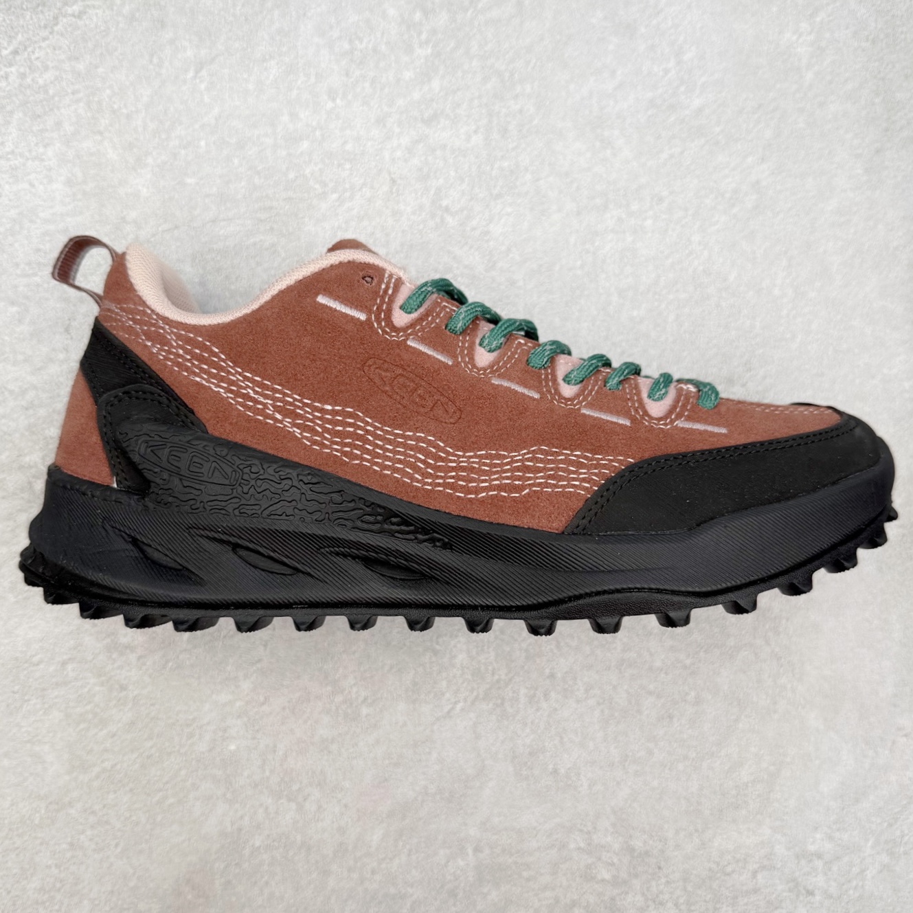 KEEN Jasper Zionic 科恩舒适轻盈耐磨低帮徒步鞋 KEEN诞生于2003年的美国人气户外品牌，以一双“保护脚趾”且能涉足水域的户外凉鞋NEWPORT诞生为契机，开启原创制鞋之路。KEEN相信，天空之下即是户外，因为户外不一定是极具挑战性的独自冒险，也可以是与朋友、家人和宠物一同分享外面的世界。同时，KEEN从诞生之初便始终贯彻环保制鞋的理念，不断创造出优秀的原创奇履。脚踏实地，致力向善。我们想和世界产生更多交集为世界减少更多负担，和你趣户外、趣做自己、趣环保让地球和生活都变得更美好。尺码：36 36.5 37.5 38 38.5 39 40 40.5 41 42 42.5 43 44 44.5 45-选品中心