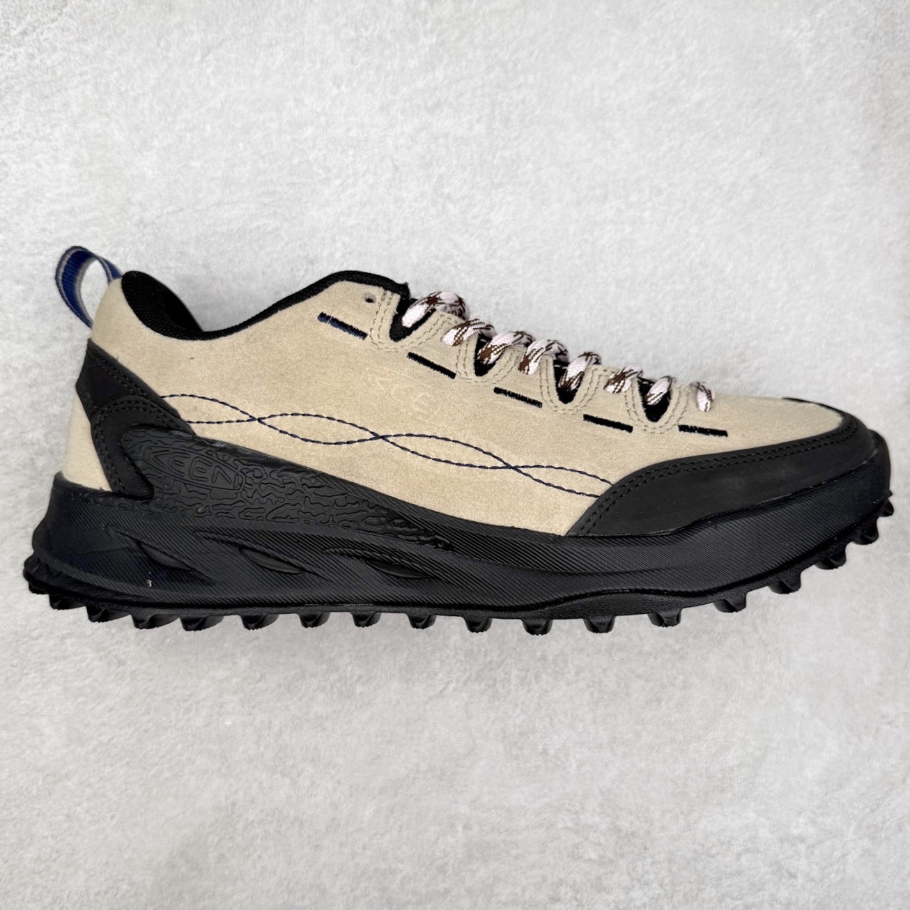 KEEN Jasper Zionic 科恩舒适轻盈耐磨低帮徒步鞋 KEEN诞生于2003年的美国人气户外品牌，以一双“保护脚趾”且能涉足水域的户外凉鞋NEWPORT诞生为契机，开启原创制鞋之路。KEEN相信，天空之下即是户外，因为户外不一定是极具挑战性的独自冒险，也可以是与朋友、家人和宠物一同分享外面的世界。同时，KEEN从诞生之初便始终贯彻环保制鞋的理念，不断创造出优秀的原创奇履。脚踏实地，致力向善。我们想和世界产生更多交集为世界减少更多负担，和你趣户外、趣做自己、趣环保让地球和生活都变得更美好。尺码：36 36.5 37.5 38 38.5 39 40 40.5 41 42 42.5 43 44 44.5 45-选品中心