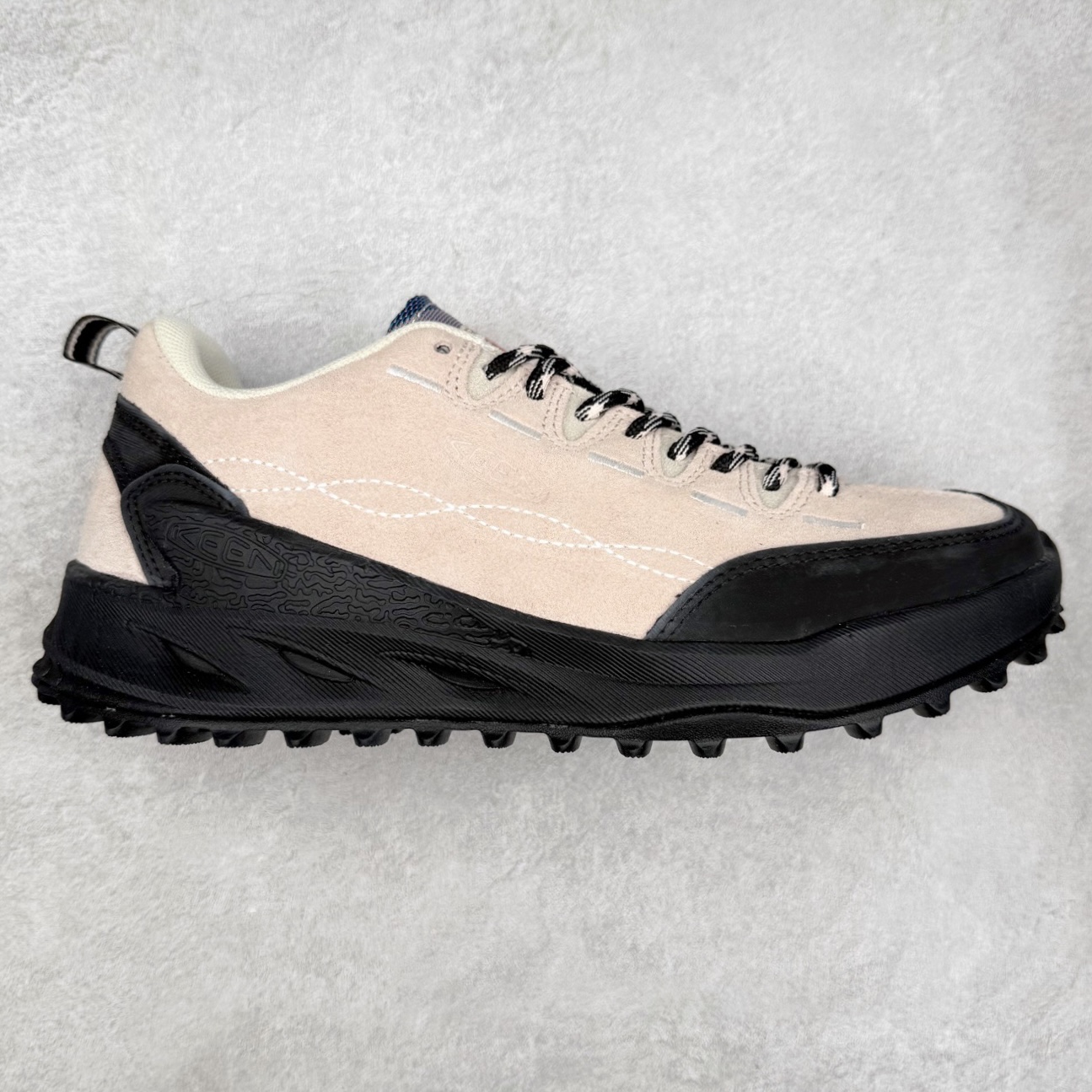 KEEN Jasper Zionic 科恩舒适轻盈耐磨低帮徒步鞋 KEEN诞生于2003年的美国人气户外品牌，以一双“保护脚趾”且能涉足水域的户外凉鞋NEWPORT诞生为契机，开启原创制鞋之路。KEEN相信，天空之下即是户外，因为户外不一定是极具挑战性的独自冒险，也可以是与朋友、家人和宠物一同分享外面的世界。同时，KEEN从诞生之初便始终贯彻环保制鞋的理念，不断创造出优秀的原创奇履。脚踏实地，致力向善。我们想和世界产生更多交集为世界减少更多负担，和你趣户外、趣做自己、趣环保让地球和生活都变得更美好。尺码：36 36.5 37.5 38 38.5 39 40 40.5 41 42 42.5 43 44 44.5 45-选品中心