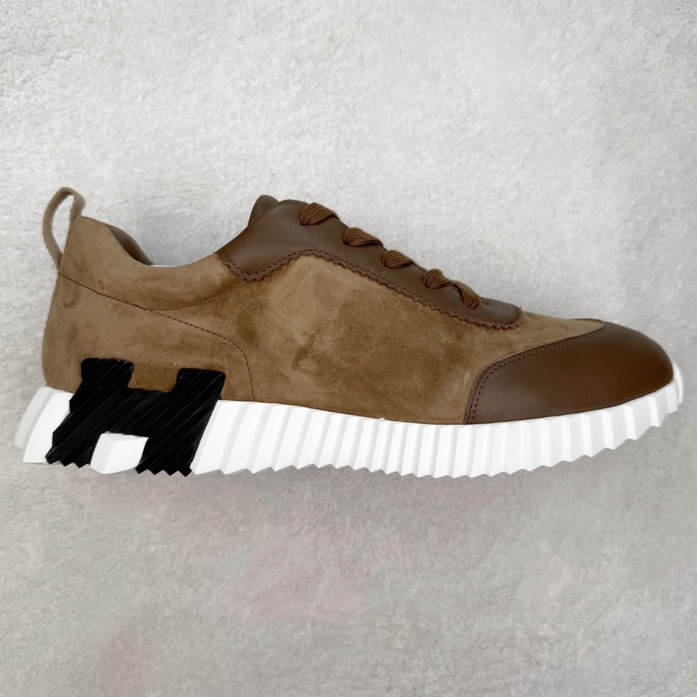 Hermes 爱马仕 Bouncing 老钱风 皮面款 低帮休闲鞋 海淘代购同渠道品质 高端零售 外贸充正专供 原版购入开发 ZP级全套包装 完美楦型 正确卡色 大底 质感媲美原版 细节与原版一致 请注意区分市面通货材 尺码：39 40 41 42 43 44 45-选品中心