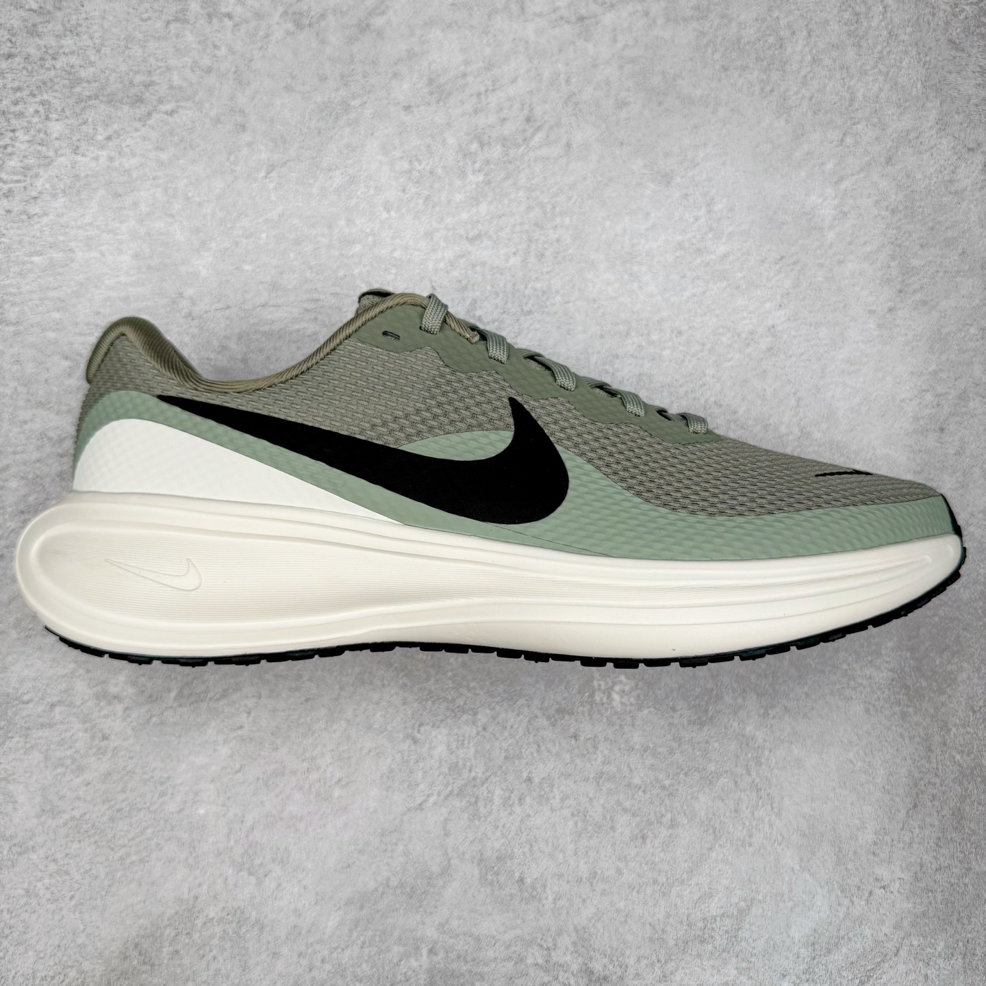 ＃TG纯原 NK Revolution 8 UN网面缓震运动跑鞋 HJ9198-300 泰光Zp特供批次 市面唯一支持实战的跑鞋 原档案数据原厂网纱 正确高频花纹 前后掌内置Zoom Air气垫 原装MD大底 脚感完美还原 原盒原配 QC检验、钢印 俱全 原底科技 同步原版 脚感堪比Boost 实拍调校N版已经零色差零失真 百分百还原实物色彩所见即所得 不存在货不对板色差等低级问题 选购参考实物拍摄 不混卖不参货 只用心做好货严格选品 承诺混一赔十 尺码：36 36.5 37.5 38 38.5 39 40 40.5 41 42 42.5 43 44 44.5 45-选品中心