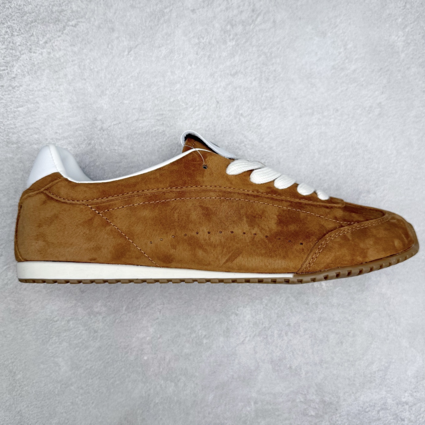 Alo yoga Sunset 舒适生活休闲鞋 男女同款 品牌故事Alo Yoga于2007年创立于洛杉矶，意在传播有意识的运动，同时激发人们的健康识与创造力。品牌的核心理念在于制作能够带来完美体验的瑜伽服饰与功能性单品，让有意识的运动融入并改变生活。Alo Yoga将其设计延伸到日常服饰概念，坚持不懈地捕捉当代时尚潮流，将品牌的运动美学理念、精致前卫的设计与舒适功能面料完美结合。与此同时，Alo Yoga的设计受到了时尚界人士与名人们的追捧，Talor Swift、Kendall Jenner等街拍照片中都曾出现品牌不同单品的身影。实拍调校N版已经零色差零失真 百分百还原实物色彩所见即所得 不存在货不对板色差等低级问题 选购参考实物拍摄 不混卖不参货 只用心做好货严格选品 承诺混一赔十 尺码：36 36.5 37.5 38 38.5 39 40 40.5 41 42 42.5 43 44 44.5 45-选品中心