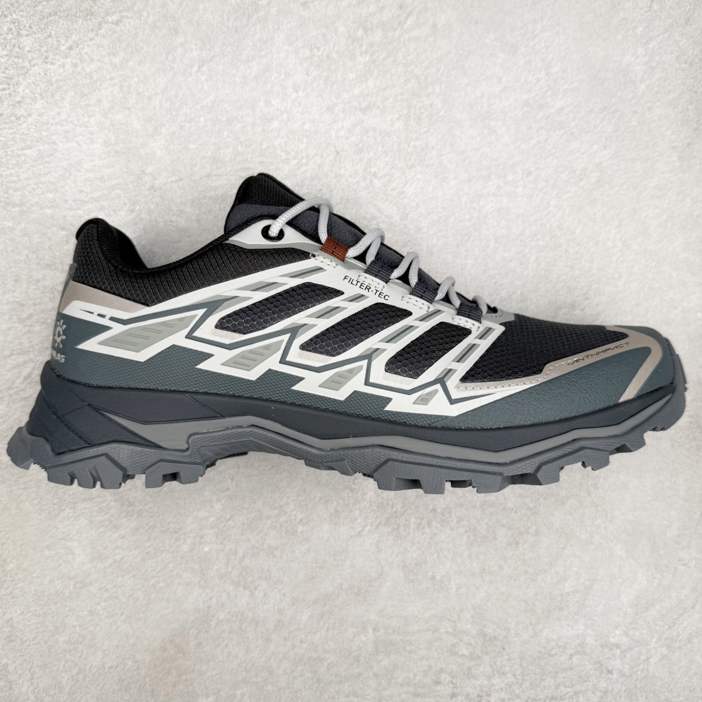 KAILAS 凯乐石远征5代 FLT 舒适简约经典登山 防滑耐磨防水低帮徒步鞋 KAILAS凯乐石品牌是全球三大全系攀登品牌之一，于2003年创立于中国广州，致力于为有攀登梦想的户外运动员及爱好者，研发制造功能性专业装备，满足他们在极限环境下安全舒适的需求，凯乐石专注于科技面料的开发及专业功能设计，产品线覆盖登山、攀岩、徒步、越野跑山、露营、旅行等多项户外运动，通过运动员的测试反馈，不断进化迭代，产品荣获国内外大奖71座，发明专利21个，更突破性的自主研发攀登器械，打造出中国的攀登硬实力。实拍调校N版已经零色差零失真 百分百还原实物色彩所见即所得 不存在货不对板色差等低级问题 选购参考实物拍摄 不混卖不参货 只用心做好货严格选品 承诺混一赔十 尺码：36 36.5 37.5 38 38.5 39 40 40.5 41 42 42.5 43 44 44.5 45-选品中心