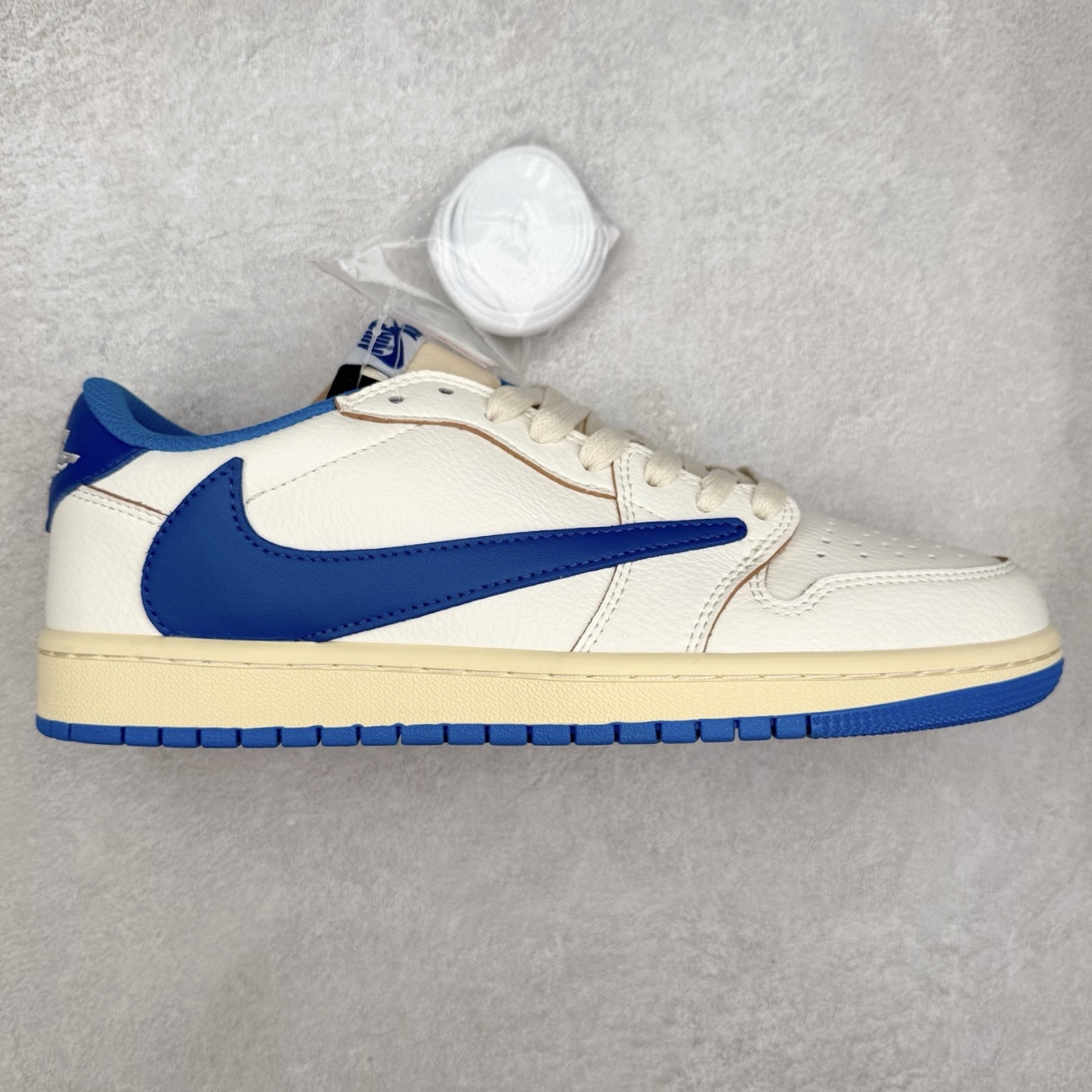 图片[6]-＃福利特价 Travis Scott x Air Jordan AJ1 Low OG SP TS联名倒钩低帮 外贸特供批次 全套原纸板楦头开发 确保原汁原味 完美呈现一代版型 一比一鞋头弧度高度鞋身弧度 此版本只针对中端市场 细节品控鞋型随意秒杀市面同价位 鞋型完美 不臃肿别扭 头层皮料加持 用料绝不含糊 进口玻璃冲刀皮料裁剪零毛边 电脑针车工艺 超高鞋面清洁度 最高QC检验标准 控制溢胶瑕疵 原盒原配 飞翼3D高频深度立体 工艺方面大到整体鞋型 漏斗收腰 底线拉帮 LOGO立体程度 小到针眼排布 载片对称 冲孔效果 鞋标规范 鞋垫背胶等等 无一不是口碑收割 每双都是一个回头客 尺码：36 36.5 37.5 38 38.5 39 40 40.5 41 42 42.5 43 44 44.5 45-选品中心