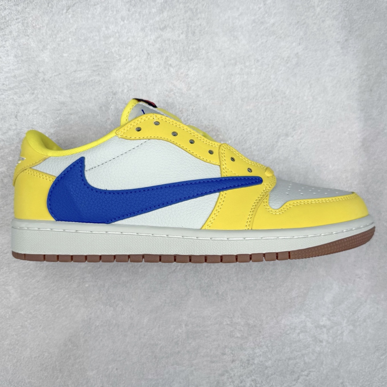 图片[5]-＃福利特价 Travis Scott x Air Jordan AJ1 Low OG SP TS联名倒钩低帮 外贸特供批次 全套原纸板楦头开发 确保原汁原味 完美呈现一代版型 一比一鞋头弧度高度鞋身弧度 此版本只针对中端市场 细节品控鞋型随意秒杀市面同价位 鞋型完美 不臃肿别扭 头层皮料加持 用料绝不含糊 进口玻璃冲刀皮料裁剪零毛边 电脑针车工艺 超高鞋面清洁度 最高QC检验标准 控制溢胶瑕疵 原盒原配 飞翼3D高频深度立体 工艺方面大到整体鞋型 漏斗收腰 底线拉帮 LOGO立体程度 小到针眼排布 载片对称 冲孔效果 鞋标规范 鞋垫背胶等等 无一不是口碑收割 每双都是一个回头客 尺码：36 36.5 37.5 38 38.5 39 40 40.5 41 42 42.5 43 44 44.5 45-选品中心