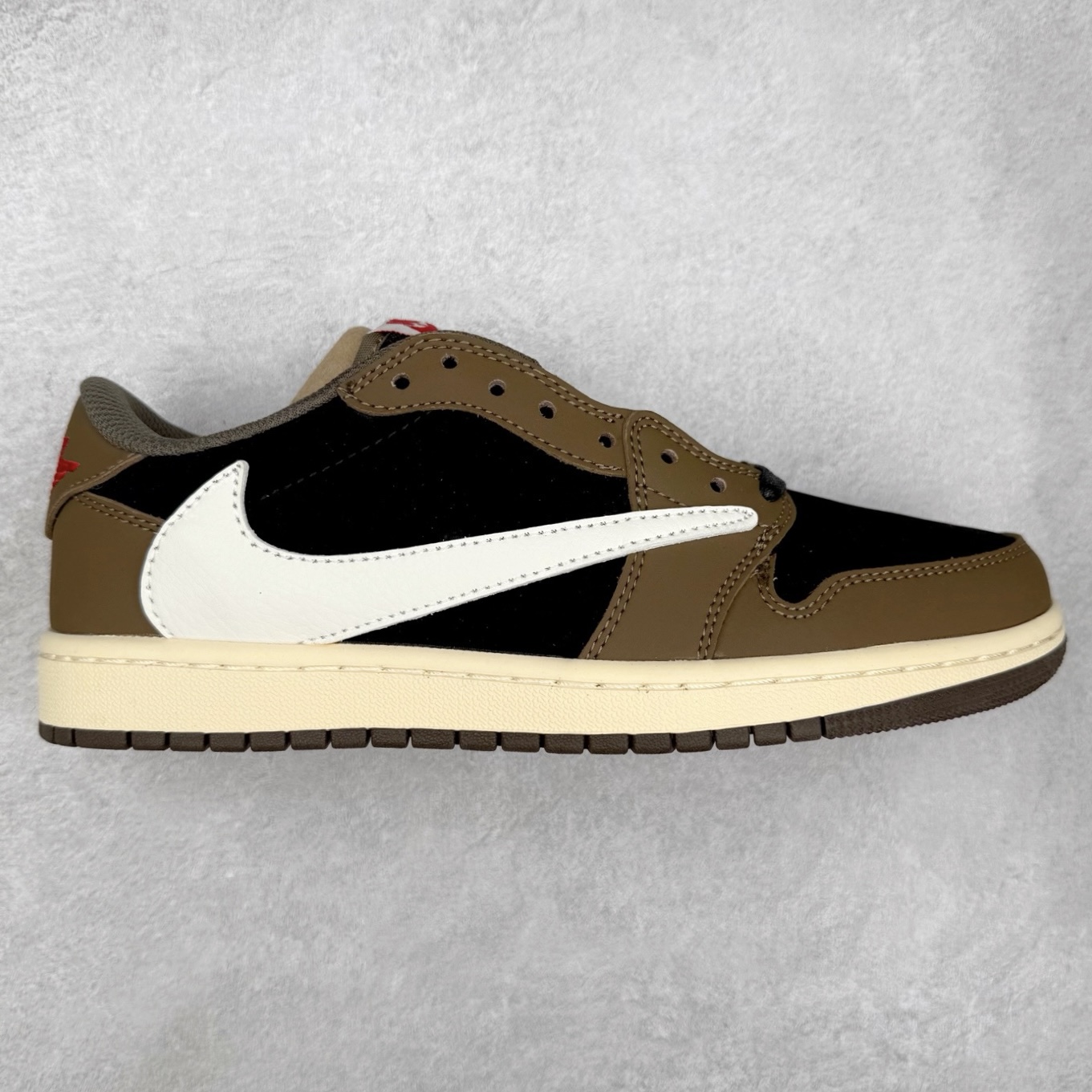 图片[8]-＃福利特价 Travis Scott x Air Jordan AJ1 Low OG SP TS联名倒钩低帮 外贸特供批次 全套原纸板楦头开发 确保原汁原味 完美呈现一代版型 一比一鞋头弧度高度鞋身弧度 此版本只针对中端市场 细节品控鞋型随意秒杀市面同价位 鞋型完美 不臃肿别扭 头层皮料加持 用料绝不含糊 进口玻璃冲刀皮料裁剪零毛边 电脑针车工艺 超高鞋面清洁度 最高QC检验标准 控制溢胶瑕疵 原盒原配 飞翼3D高频深度立体 工艺方面大到整体鞋型 漏斗收腰 底线拉帮 LOGO立体程度 小到针眼排布 载片对称 冲孔效果 鞋标规范 鞋垫背胶等等 无一不是口碑收割 每双都是一个回头客 尺码：36 36.5 37.5 38 38.5 39 40 40.5 41 42 42.5 43 44 44.5 45-选品中心