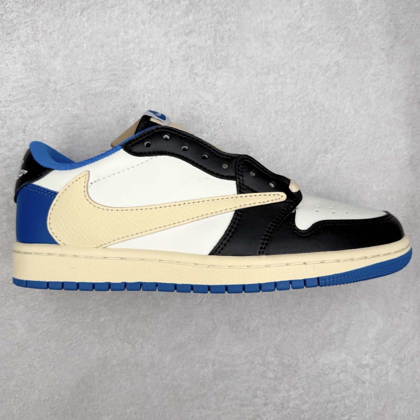 图片[7]-＃福利特价 Travis Scott x Air Jordan AJ1 Low OG SP TS联名倒钩低帮 外贸特供批次 全套原纸板楦头开发 确保原汁原味 完美呈现一代版型 一比一鞋头弧度高度鞋身弧度 此版本只针对中端市场 细节品控鞋型随意秒杀市面同价位 鞋型完美 不臃肿别扭 头层皮料加持 用料绝不含糊 进口玻璃冲刀皮料裁剪零毛边 电脑针车工艺 超高鞋面清洁度 最高QC检验标准 控制溢胶瑕疵 原盒原配 飞翼3D高频深度立体 工艺方面大到整体鞋型 漏斗收腰 底线拉帮 LOGO立体程度 小到针眼排布 载片对称 冲孔效果 鞋标规范 鞋垫背胶等等 无一不是口碑收割 每双都是一个回头客 尺码：36 36.5 37.5 38 38.5 39 40 40.5 41 42 42.5 43 44 44.5 45-选品中心