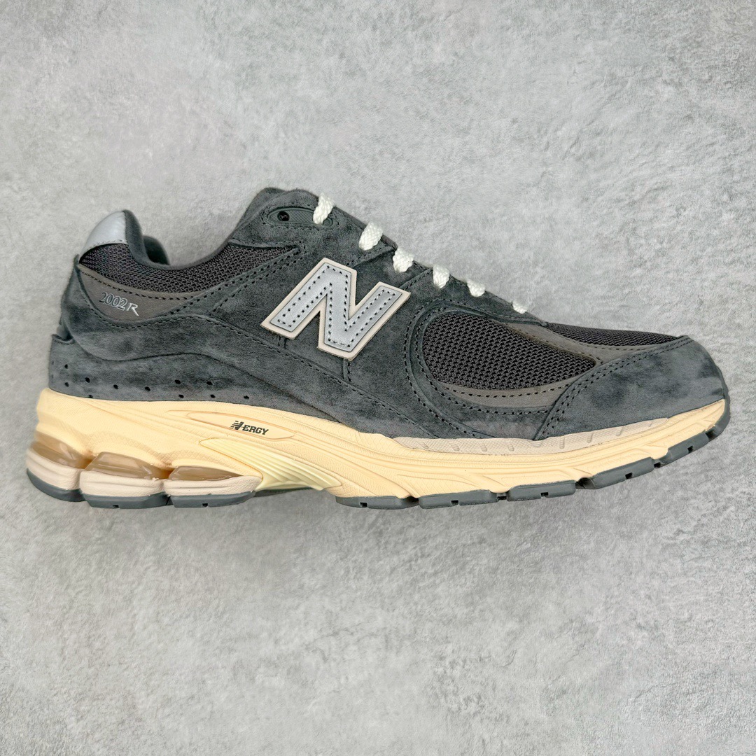 图片[3]-＃G版纯原 New Balance M2002R 新百伦潮流复古织物皮革减震防滑耐磨轻便低帮跑步鞋 灰碳色 基于市场现有版本全新升级调整 NB市场最强产物 全套原楦原纸板原厂数据开发 全鞋电脑针车加持 原厂网布 原装进口头层翻毛皮料正确绒感卡色 正确中底拉帮中底网布细节 一比一手工擦旧效果 冲裁组合 匠心打造 耗时两个月开发完成 工艺极其复杂难度可想而知 新开独立私模大底 全网唯一正确做旧组合大底 高端零售专供产物 尺码：36 37 37.5 38 38.5 39.5 40 40.5 41.5 42 42.5 43 44 44.5 45 45.5 46.5 47-选品中心