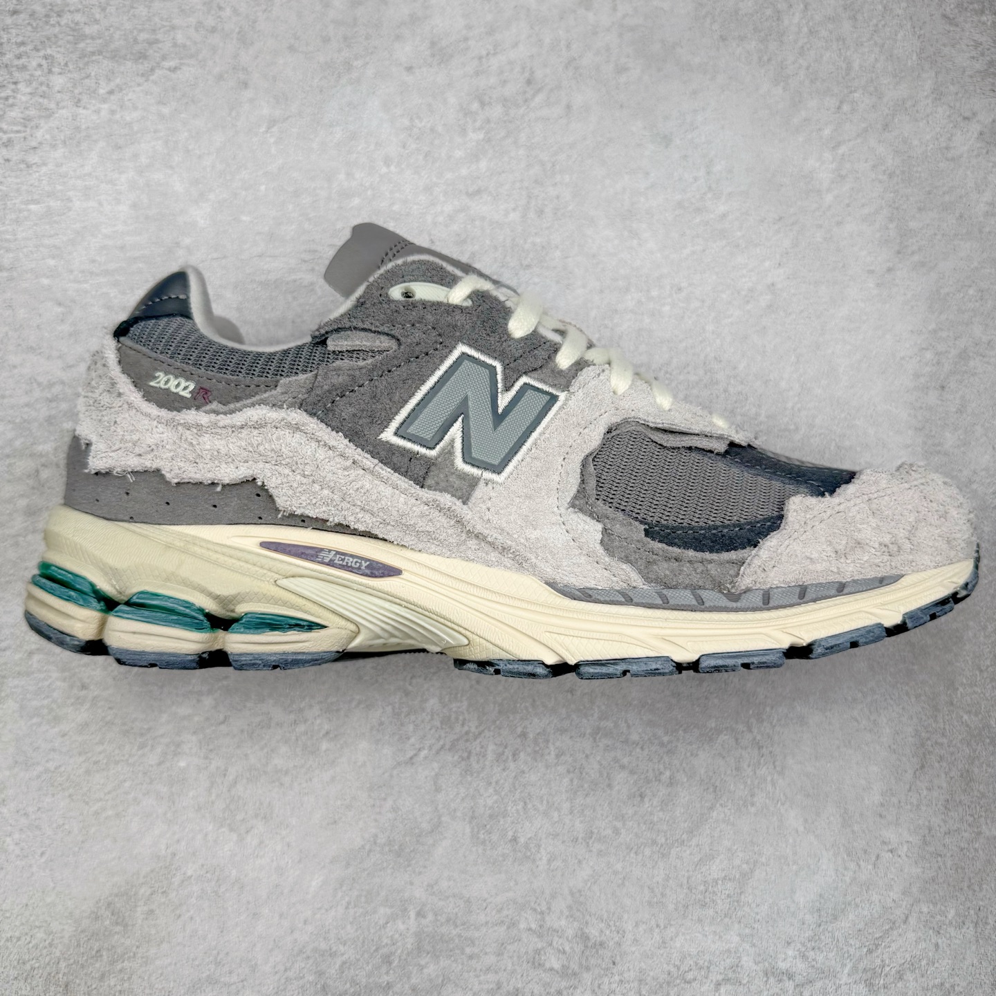 图片[5]-＃G版纯原 New Balance M2002R 新百伦潮流复古织物皮革减震防滑耐磨轻便低帮跑步鞋 灰碳色 基于市场现有版本全新升级调整 NB市场最强产物 全套原楦原纸板原厂数据开发 全鞋电脑针车加持 原厂网布 原装进口头层翻毛皮料正确绒感卡色 正确中底拉帮中底网布细节 一比一手工擦旧效果 冲裁组合 匠心打造 耗时两个月开发完成 工艺极其复杂难度可想而知 新开独立私模大底 全网唯一正确做旧组合大底 高端零售专供产物 尺码：36 37 37.5 38 38.5 39.5 40 40.5 41.5 42 42.5 43 44 44.5 45 45.5 46.5 47-选品中心