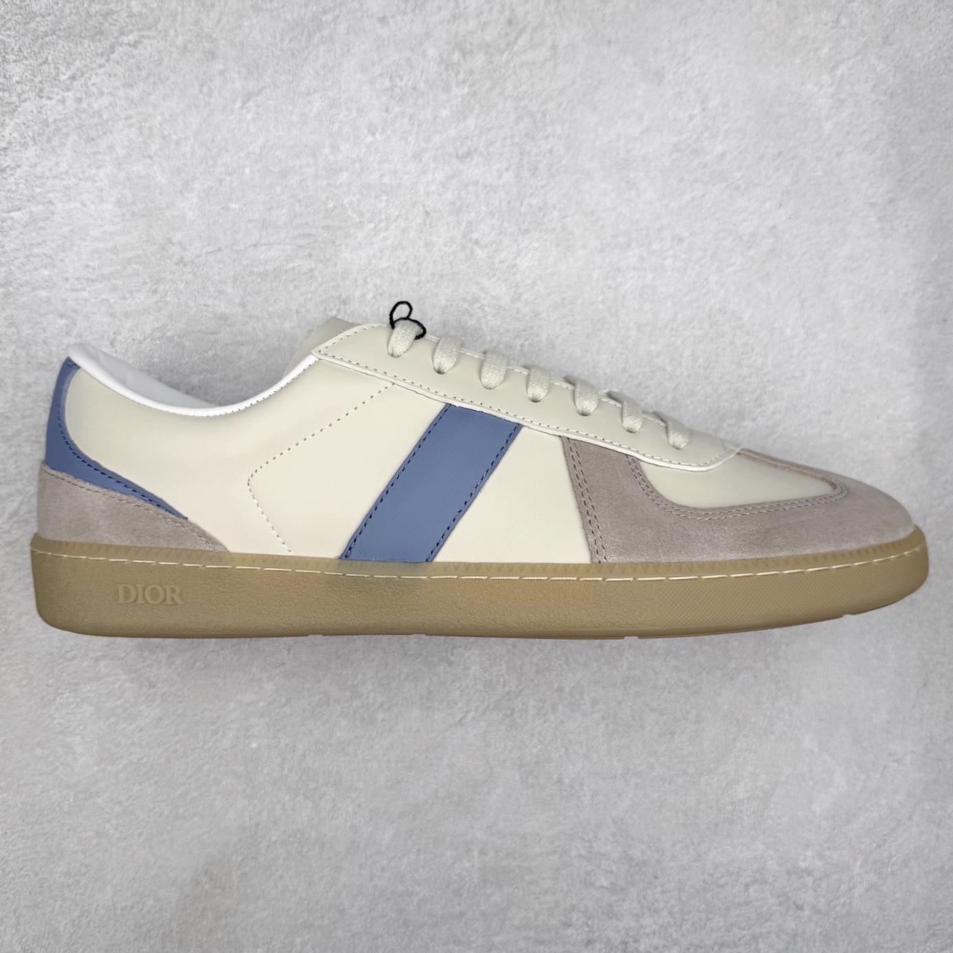 DIOR B01 迪奥牛皮革绒面圆头系带低帮板鞋 实拍调校N版已经零色差零失真 百分百还原实物色彩所见即所得 不存在货不对板色差等低级问题 选购参考实物拍摄 不混卖不参货 只用心做好货严格选品 承诺混一赔十 尺码:36 36.5 37.5 38 38.5 39 40 40.5 41 42 42.5 43 44 44.5 45-选品中心