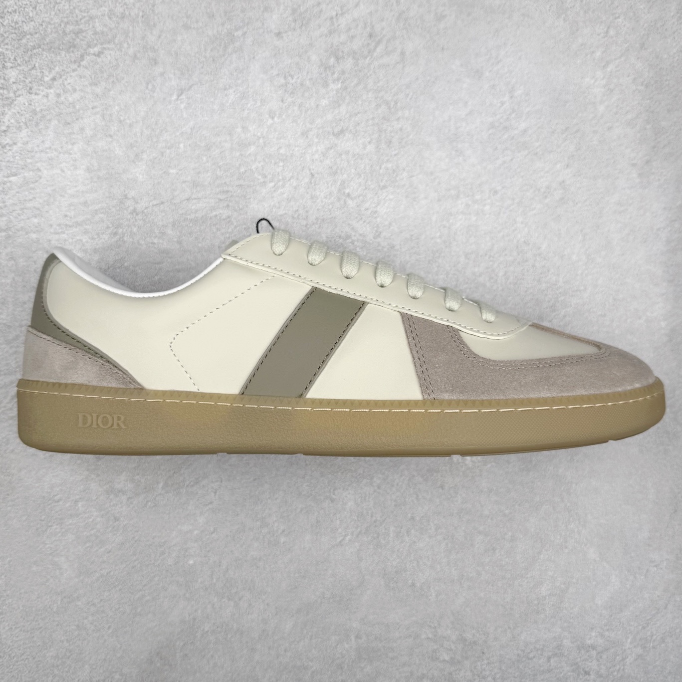 DIOR B01 迪奥牛皮革绒面圆头系带低帮板鞋 实拍调校N版已经零色差零失真 百分百还原实物色彩所见即所得 不存在货不对板色差等低级问题 选购参考实物拍摄 不混卖不参货 只用心做好货严格选品 承诺混一赔十 尺码:36 36.5 37.5 38 38.5 39 40 40.5 41 42 42.5 43 44 44.5 45-选品中心