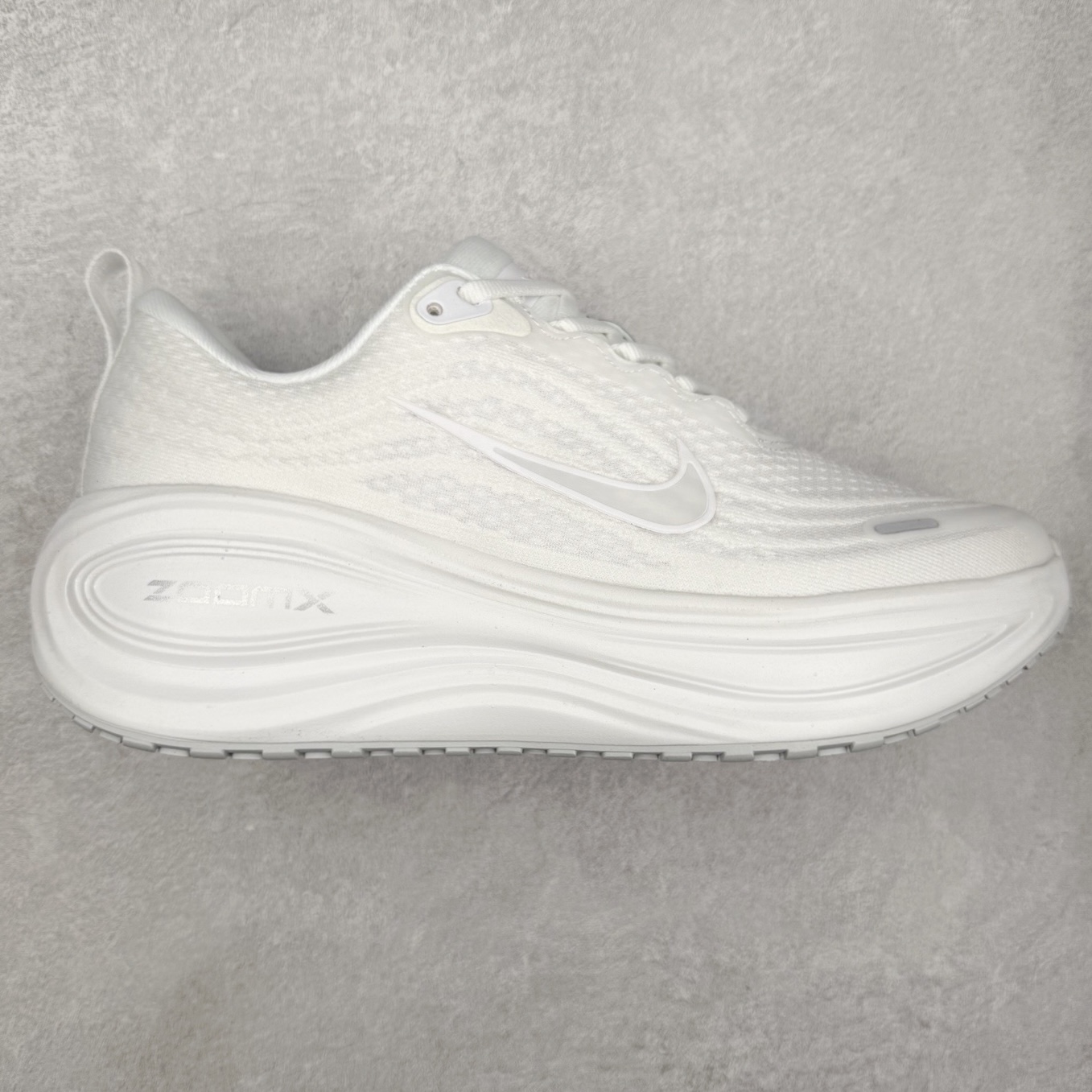 NK Vomero Plus 时尚舒适 网布防滑耐磨 低帮跑步鞋 HV8150-102 实拍调校N版已经零色差零失真 百分百还原实物色彩所见即所得 不存在货不对板色差等低级问题 选购参考实物拍摄 不混卖不参货 只用心做好货严格选品 承诺混一赔十 尺码：36 36.5 37.5 38 38.5 39 40 40.5 41 42 42.5 43 44 44.5 45-选品中心