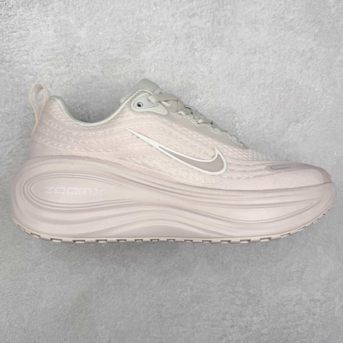 NK Vomero Plus 时尚舒适 网布防滑耐磨 低帮跑步鞋 HV8150-603 实拍调校N版已经零色差零失真 百分百还原实物色彩所见即所得 不存在货不对板色差等低级问题 选购参考实物拍摄 不混卖不参货 只用心做好货严格选品 承诺混一赔十 尺码：36 36.5 37.5 38 38.5 39 40 40.5 41 42 42.5 43 44 44.5 45-选品中心