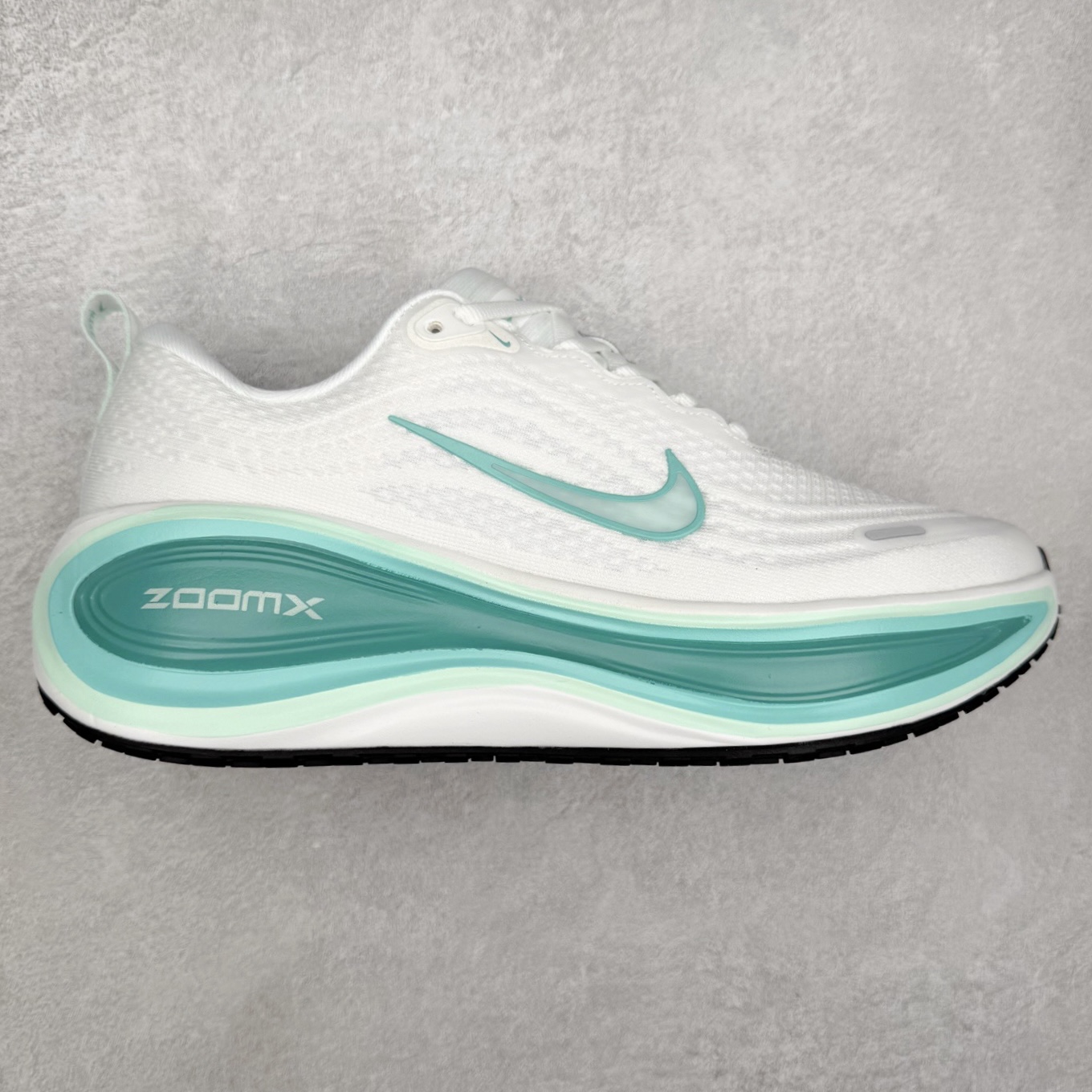 NK Vomero Plus 时尚舒适 网布防滑耐磨 低帮跑步鞋 HV8150-100 实拍调校N版已经零色差零失真 百分百还原实物色彩所见即所得 不存在货不对板色差等低级问题 选购参考实物拍摄 不混卖不参货 只用心做好货严格选品 承诺混一赔十 尺码：36 36.5 37.5 38 38.5 39 40 40.5 41 42 42.5 43 44 44.5 45-选品中心