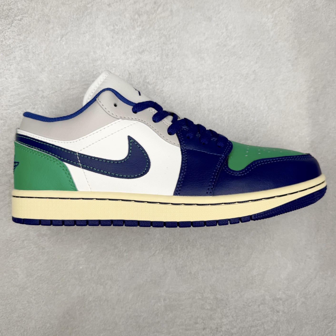 ＃DT纯原 Air Jordan AJ1 Low 低帮 553558-147 终端优势供应 市面中低帮最具代表性版本没有之一 口碑大厂出品 品控大底版型不断改良更新 全套原纸板楦头开发 确保原汁原味 完美呈现版型 完美零毛边处理 原厂内置全掌气垫 价格定位良心 平台专用代工流水线出品 一眼公司既视感 拿到手的一瞬间就与众不同 碾压市面所有版本 全部原鞋开发 每一个配色都会采购原鞋确认细节 打破市面看图做货无好货之说 尺码：35.5 36 36.5 37.5 38 38.5 39 40 40.5 41 42 42.5 43 44 44.5 45 46-选品中心