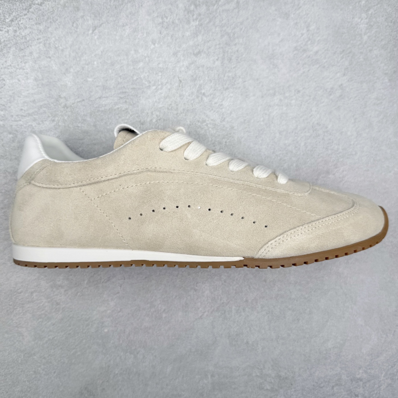 Alo yoga Sunset 舒适生活休闲鞋 男女同款 品牌故事Alo Yoga于2007年创立于洛杉矶，意在传播有意识的运动，同时激发人们的健康识与创造力。品牌的核心理念在于制作能够带来完美体验的瑜伽服饰与功能性单品，让有意识的运动融入并改变生活。Alo Yoga将其设计延伸到日常服饰概念，坚持不懈地捕捉当代时尚潮流，将品牌的运动美学理念、精致前卫的设计与舒适功能面料完美结合。与此同时，Alo Yoga的设计受到了时尚界人士与名人们的追捧，Talor Swift、Kendall Jenner等街拍照片中都曾出现品牌不同单品的身影。实拍调校N版已经零色差零失真 百分百还原实物色彩所见即所得 不存在货不对板色差等低级问题 选购参考实物拍摄 不混卖不参货 只用心做好货严格选品 承诺混一赔十 尺码：36 36.5 37.5 38 38.5 39 40 40.5 41 42 42.5 43 44 44.5 45-选品中心