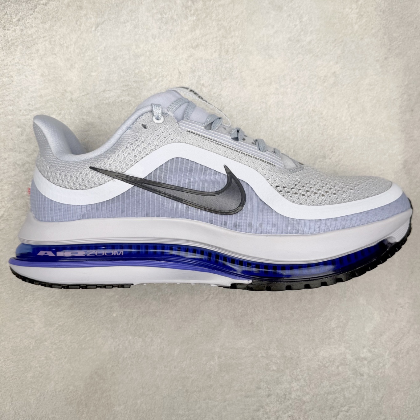 ＃纯原 NK Pegasus Premium 飞马全掌气垫跑步运动鞋 HQ2592-004 气垫的究极进化 NIKE 2025S 新王炸 • 在特有Air科技加持下，耐克带来全新Pegasus Premium。这款跑鞋在传承耐克飞马（Pegasus）系列标志性的缓震功能的同时，将首次搭载耐克的塑型可视化Air Zoom气垫单元。• 塑型Air Zoom气垫单元贴合脚部的自然轮廓，帮助跑者在从后跟到脚趾的过渡中能够有效传递力量，带来一种前所未有的轻盈、顺畅回馈体验。中底采用ZoomX泡绵，后跟则使用ReactX泡绵，为跑者提供稳定流畅的推进感。• 塑型可视化Air Zoom气垫单元和精心配置的泡绵组合，让Pegasus Premium成为耐克飞马系列中颇具能量回馈的鞋款。• 全新Pegasus Premium不仅展示了耐克势头强劲的创新周期，证明了其特有的Air科技的强大实力，更体现了耐克倾听和服务运动员的能力。尺码：36 36.5 37.5 38 38.5 39 40 40.5 41 42 42.5 43 44 44.5 45-选品中心