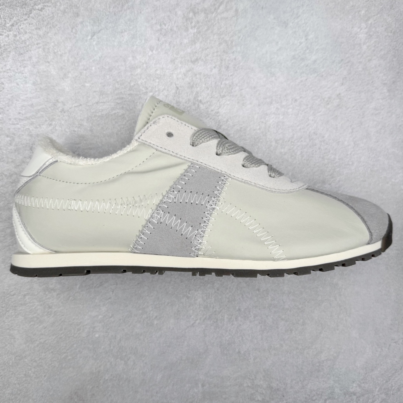 OnitsukaTiger鬼塚虎全新TIGER CORSAIR™ A55鞋款 作为鬼塚虎品牌创立75周年限定之作 灵感源自1970 年代 慢跑热潮先驱的经典鞋履TIGER CORSAIRT™ 以现代视角崭新呈现 简约廓形与细密缝线条纹相得益彰 饰以鬼塚虎标志性的后跟提耳和十字补强 崭新演绎经典之美 轻盈鞋身搭配出色缓震的纤薄鞋底 精妙平衡舒适与时尚 原厂纸板 纯原大厂工艺 原厂独家私模 ⚠️组合增高减震鞋垫 尺码：35 36 37 37.5 38 39 39.5 40 40.5 41.5 42 42.5 43.5 44 45-选品中心