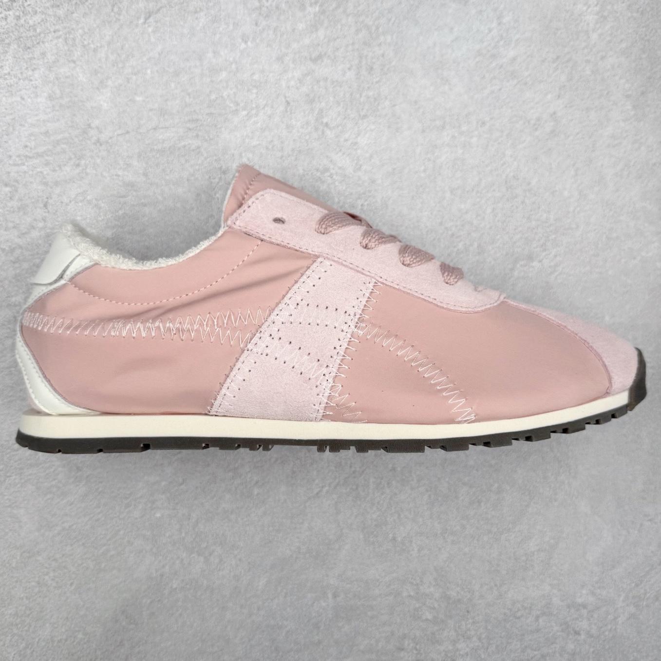 OnitsukaTiger鬼塚虎全新TIGER CORSAIR™ A55鞋款 作为鬼塚虎品牌创立75周年限定之作 灵感源自1970 年代 慢跑热潮先驱的经典鞋履TIGER CORSAIRT™ 以现代视角崭新呈现 简约廓形与细密缝线条纹相得益彰 饰以鬼塚虎标志性的后跟提耳和十字补强 崭新演绎经典之美 轻盈鞋身搭配出色缓震的纤薄鞋底 精妙平衡舒适与时尚 原厂纸板 纯原大厂工艺 原厂独家私模 ⚠️组合增高减震鞋垫 尺码：35 36 37 37.5 38 39 39.5 40 40.5 41.5 42 42.5 43.5 44 45-选品中心