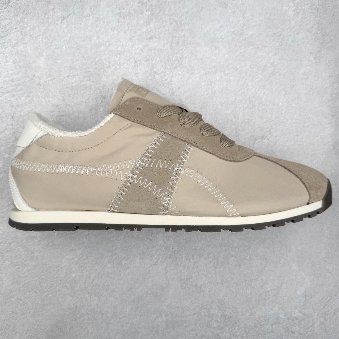 OnitsukaTiger鬼塚虎全新TIGER CORSAIR™ A55鞋款 作为鬼塚虎品牌创立75周年限定之作 灵感源自1970 年代 慢跑热潮先驱的经典鞋履TIGER CORSAIRT™ 以现代视角崭新呈现 简约廓形与细密缝线条纹相得益彰 饰以鬼塚虎标志性的后跟提耳和十字补强 崭新演绎经典之美 轻盈鞋身搭配出色缓震的纤薄鞋底 精妙平衡舒适与时尚 原厂纸板 纯原大厂工艺 原厂独家私模 ⚠️组合增高减震鞋垫 尺码：35 36 37 37.5 38 39 39.5 40 40.5 41.5 42 42.5 43.5 44 45-选品中心