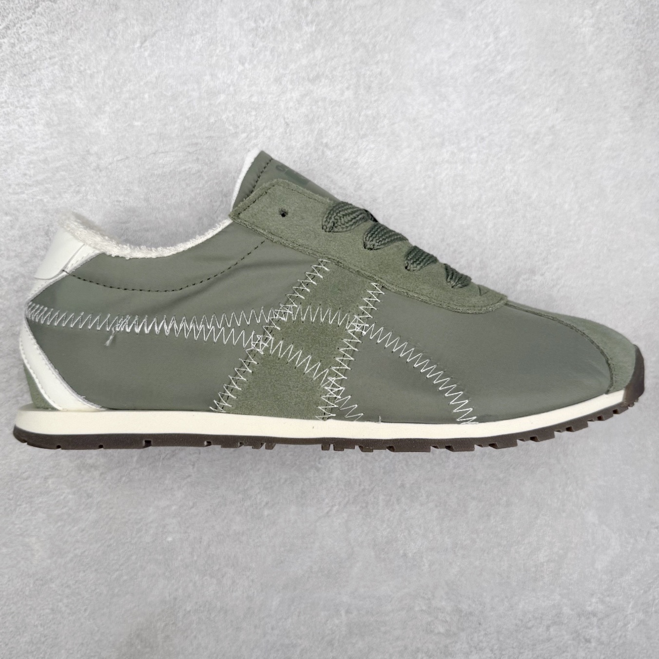 OnitsukaTiger鬼塚虎全新TIGER CORSAIR™ A55鞋款 作为鬼塚虎品牌创立75周年限定之作 灵感源自1970 年代 慢跑热潮先驱的经典鞋履TIGER CORSAIRT™ 以现代视角崭新呈现 简约廓形与细密缝线条纹相得益彰 饰以鬼塚虎标志性的后跟提耳和十字补强 崭新演绎经典之美 轻盈鞋身搭配出色缓震的纤薄鞋底 精妙平衡舒适与时尚 原厂纸板 纯原大厂工艺 原厂独家私模 ⚠️组合增高减震鞋垫 尺码：35 36 37 37.5 38 39 39.5 40 40.5 41.5 42 42.5 43.5 44 45-选品中心