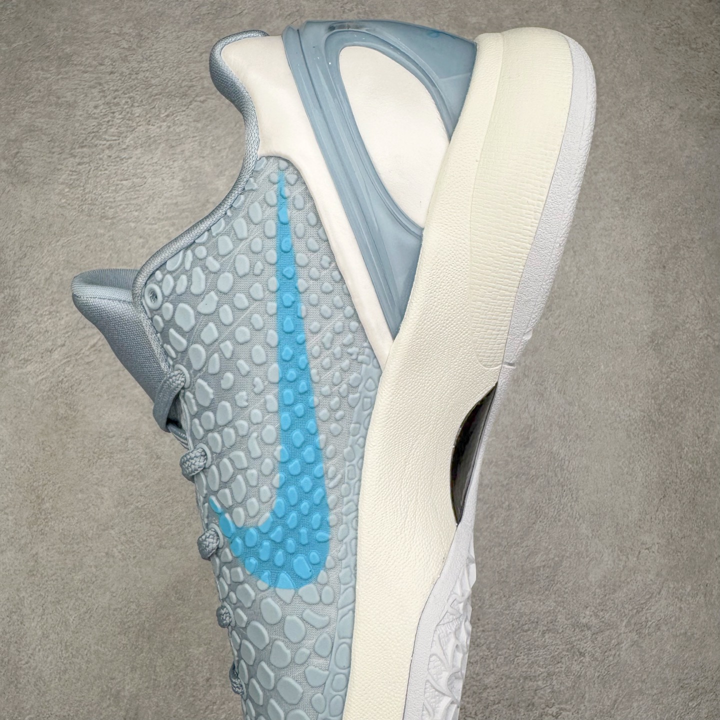 图片[7]-＃BS纯原 NK Zoom Kobe 6 Protro 科比六代 克拉克北卡蓝 IO3672-400 圈内顶级批次 完美复刻公司货 前掌超大Zoom Turbo气垫 后掌EVA缓震 真正的原汁原味 还原ZP脚感 全身鞋材卡料色独家定制 唯一正确喷漆工艺Swoosh 正确凹凸蛇鳞工艺 正确鞋面渐变效果 内全置真动飞态线 独立原厂模具 最大尺码达到48.5码 首批不拼图大几率过验 亲测已过 支持各种高强度实战 无需担心 上脚价 补货周期极长 脚宽建议买大半码 科比系列前掌偏窄 不影响二次销售 支持七天无理由退换 尺码：40 40.5 41 42 42.5 43 44 44.5 45 45.5 46 47.5 48.5-选品中心