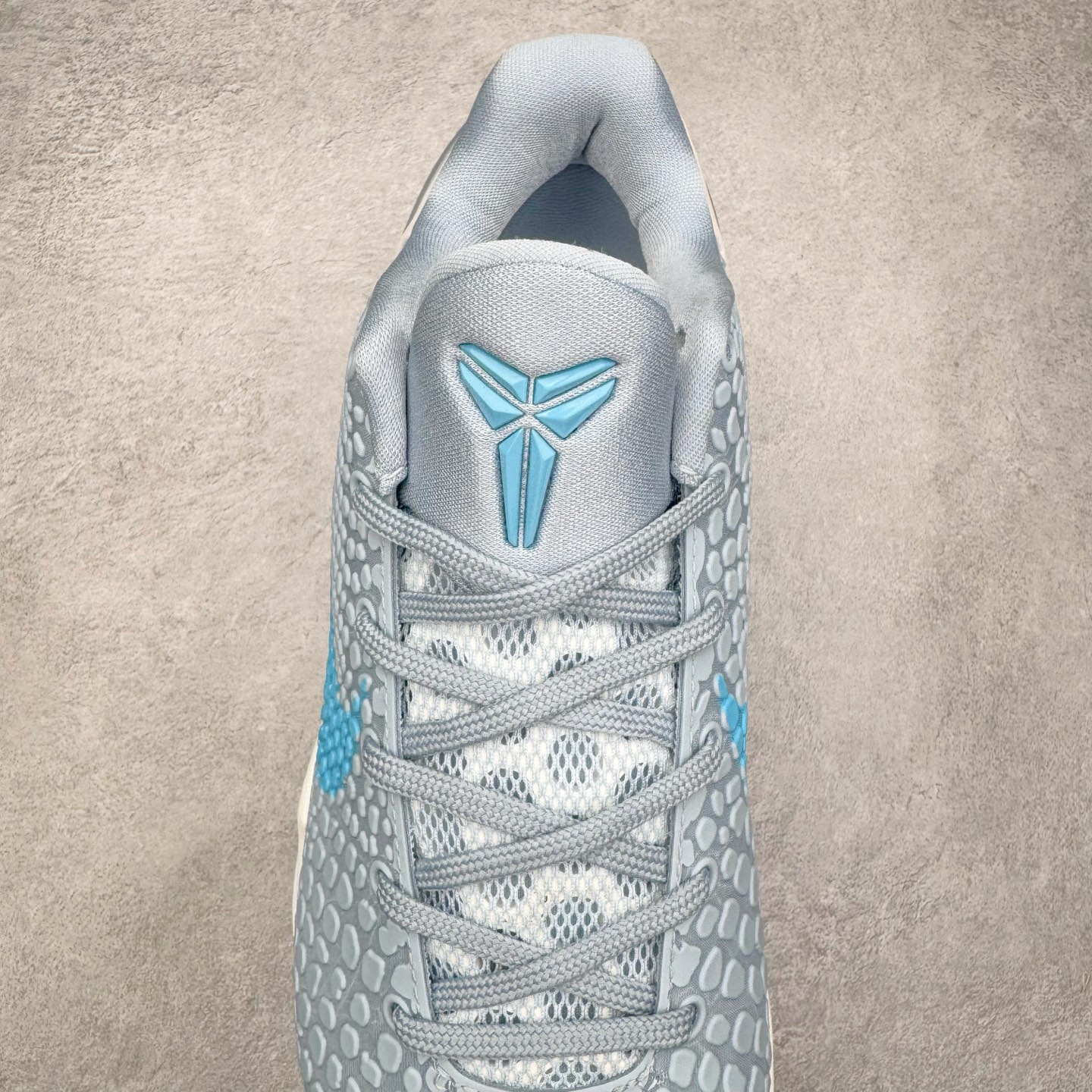 图片[5]-＃BS纯原 NK Zoom Kobe 6 Protro 科比六代 克拉克北卡蓝 IO3672-400 圈内顶级批次 完美复刻公司货 前掌超大Zoom Turbo气垫 后掌EVA缓震 真正的原汁原味 还原ZP脚感 全身鞋材卡料色独家定制 唯一正确喷漆工艺Swoosh 正确凹凸蛇鳞工艺 正确鞋面渐变效果 内全置真动飞态线 独立原厂模具 最大尺码达到48.5码 首批不拼图大几率过验 亲测已过 支持各种高强度实战 无需担心 上脚价 补货周期极长 脚宽建议买大半码 科比系列前掌偏窄 不影响二次销售 支持七天无理由退换 尺码：40 40.5 41 42 42.5 43 44 44.5 45 45.5 46 47.5 48.5-选品中心