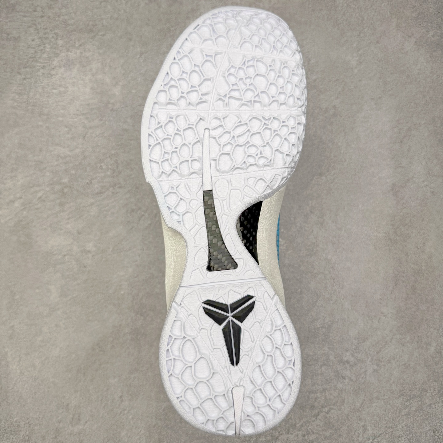 图片[9]-＃BS纯原 NK Zoom Kobe 6 Protro 科比六代 克拉克北卡蓝 IO3672-400 圈内顶级批次 完美复刻公司货 前掌超大Zoom Turbo气垫 后掌EVA缓震 真正的原汁原味 还原ZP脚感 全身鞋材卡料色独家定制 唯一正确喷漆工艺Swoosh 正确凹凸蛇鳞工艺 正确鞋面渐变效果 内全置真动飞态线 独立原厂模具 最大尺码达到48.5码 首批不拼图大几率过验 亲测已过 支持各种高强度实战 无需担心 上脚价 补货周期极长 脚宽建议买大半码 科比系列前掌偏窄 不影响二次销售 支持七天无理由退换 尺码：40 40.5 41 42 42.5 43 44 44.5 45 45.5 46 47.5 48.5-选品中心