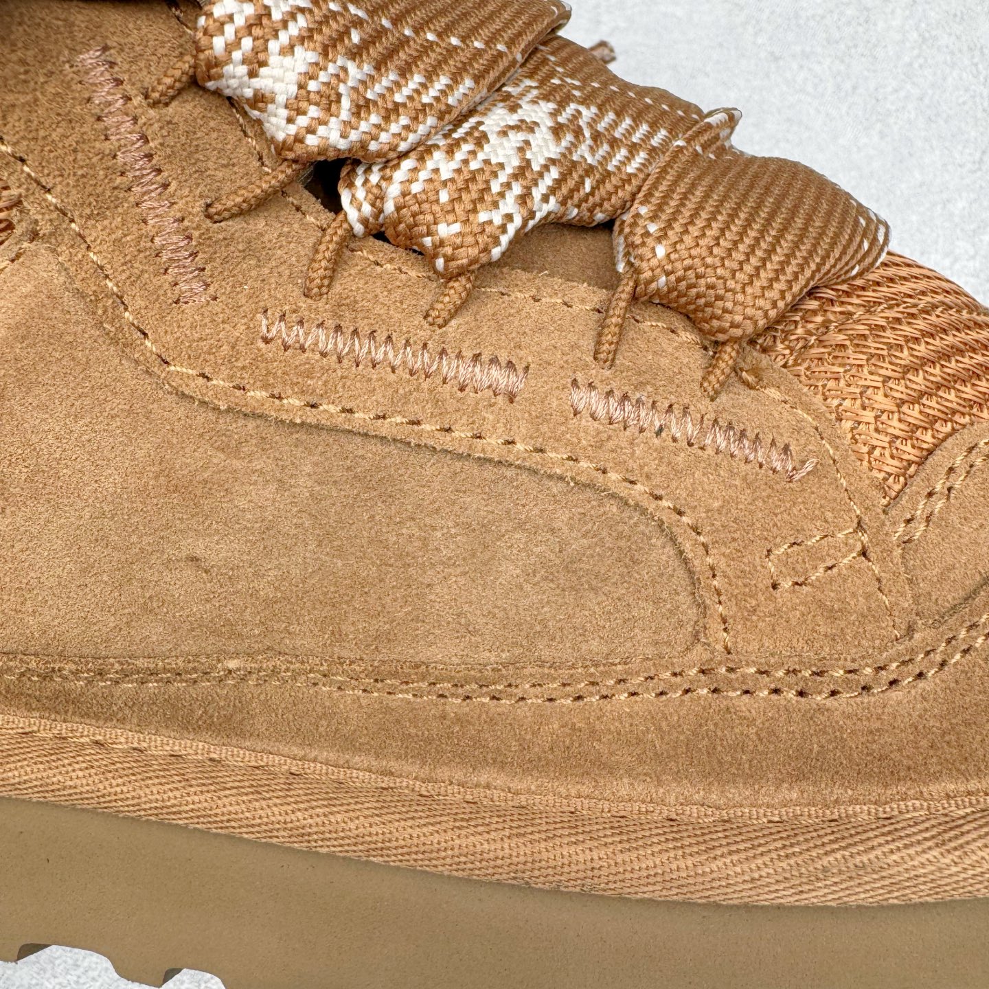 图片[13]-＃SP原厂 UGG 4032 梅尔秋冬羊皮毛一体雪地靴 全鞋采用ZP同厂 隆丰A级澳洲进口羊皮毛一体 品牌代工厂生产线 完全遵循ZP工艺流程 代工厂原厂版师 秉承无原鞋不开发选择 注重每一处细节 市面最正版型 TREADLITE\\\”轻翼\\\”科技外底 轻便/耐用/柔韧/桩型【售后郑重承诺】一个月内若出现重大脱胶/断底等质量问题 直接为您换新！尺码：35 36 37 38 39 40 41 42 43-选品中心