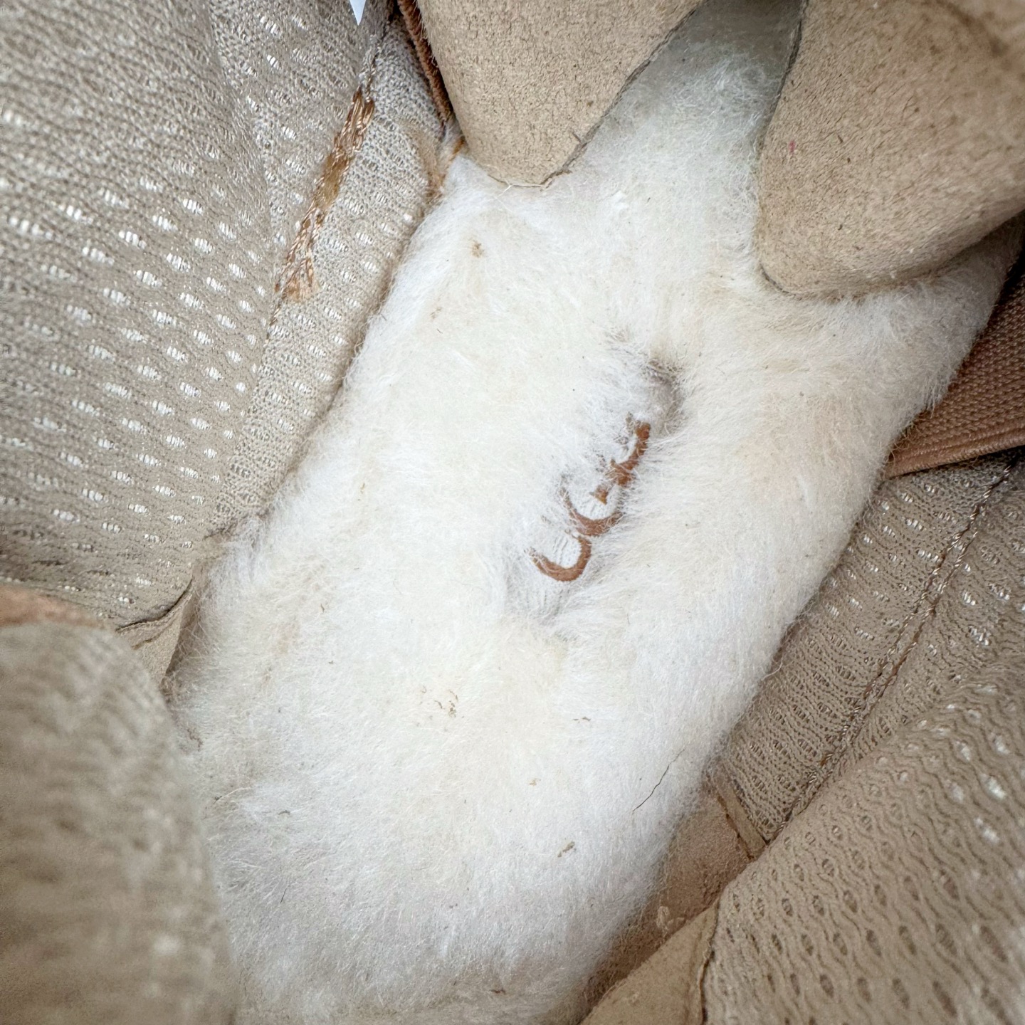 图片[10]-＃SP原厂 UGG 4032 梅尔秋冬羊皮毛一体雪地靴 全鞋采用ZP同厂 隆丰A级澳洲进口羊皮毛一体 品牌代工厂生产线 完全遵循ZP工艺流程 代工厂原厂版师 秉承无原鞋不开发选择 注重每一处细节 市面最正版型 TREADLITE\\\”轻翼\\\”科技外底 轻便/耐用/柔韧/桩型【售后郑重承诺】一个月内若出现重大脱胶/断底等质量问题 直接为您换新！尺码：35 36 37 38 39 40 41 42 43-选品中心