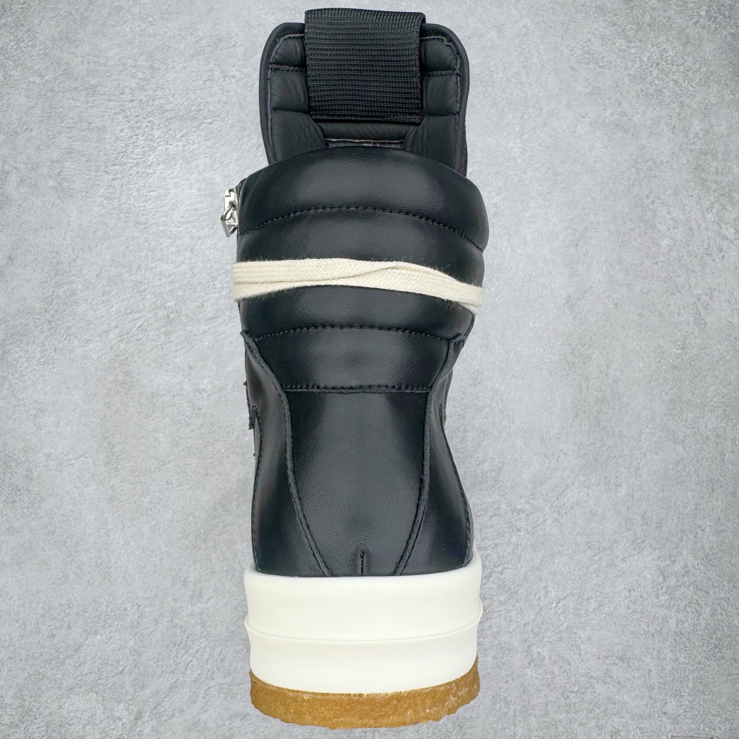 图片[8]-＃DG纯原 Rick Owens Edfu 瑞克·欧文斯高帮皮面时尚运动板鞋 黑白生胶 二级市场已经7K以上 平台客户随意卖四位数 RO广东原厂出品 纯原天花板 原版一比一复刻 冲正绝不翻车 还原度达到百分之98以上 原楦开发纸版版型 ZP拆解原版1：1复模裁片纸版 力求做到0错位 这样才能达到和zp一致的鞋型味道 采用进口cnc数控机床开发对版独家tpu奶香大底 区别于市场所有版本 zp同源全头层粒面小牛皮 达到和zp一致手感 原厂进口细纹布 万邦订购原厂高弹粉红色海绵 内里搭配软质细腻羊皮 TPU高密度大底 软硬度透光度高已经测试和原版一致 尺码：36 37 38 39 40 41 42 43 44 45 46-选品中心