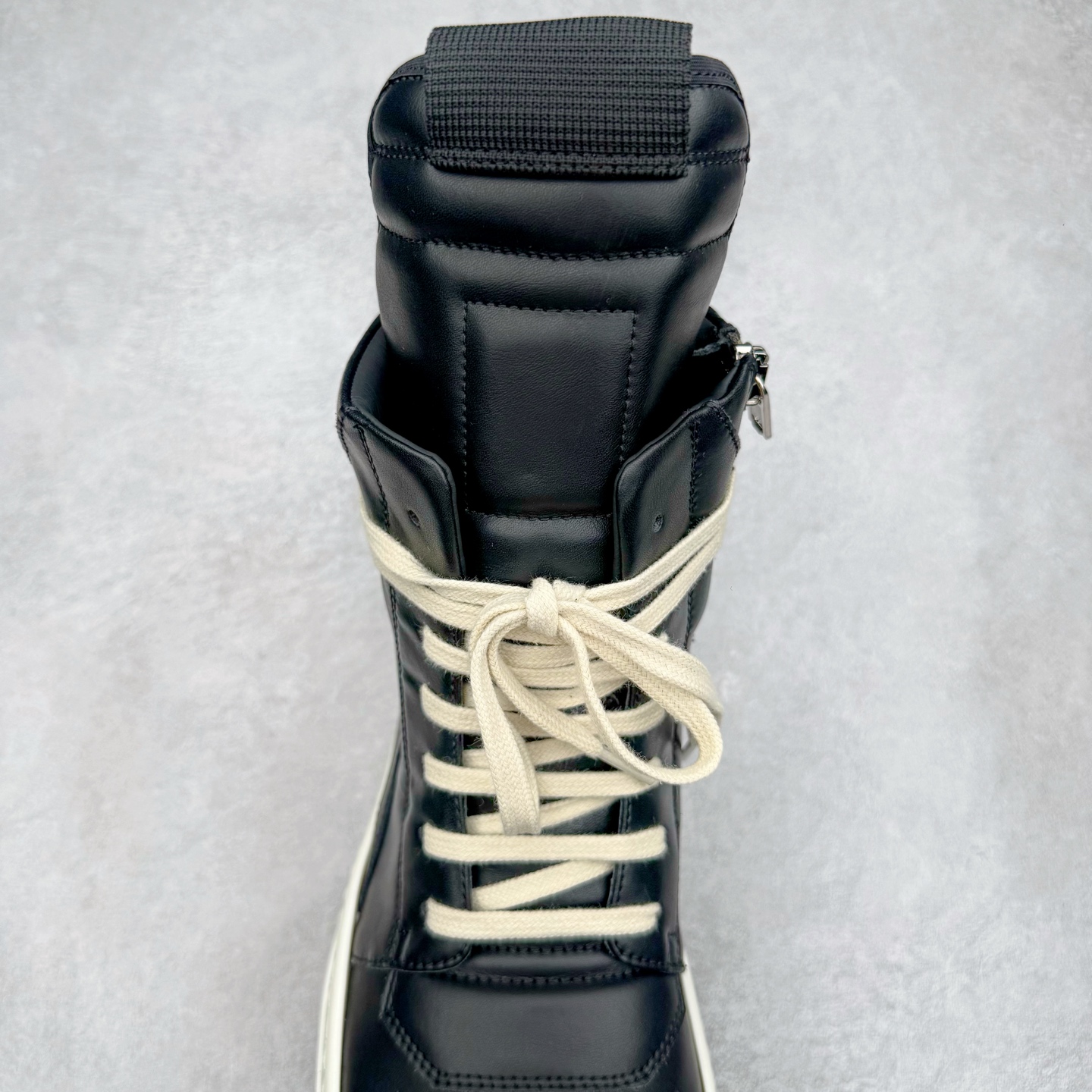 图片[5]-＃DG纯原 Rick Owens Edfu 瑞克·欧文斯高帮皮面时尚运动板鞋 黑白生胶 二级市场已经7K以上 平台客户随意卖四位数 RO广东原厂出品 纯原天花板 原版一比一复刻 冲正绝不翻车 还原度达到百分之98以上 原楦开发纸版版型 ZP拆解原版1：1复模裁片纸版 力求做到0错位 这样才能达到和zp一致的鞋型味道 采用进口cnc数控机床开发对版独家tpu奶香大底 区别于市场所有版本 zp同源全头层粒面小牛皮 达到和zp一致手感 原厂进口细纹布 万邦订购原厂高弹粉红色海绵 内里搭配软质细腻羊皮 TPU高密度大底 软硬度透光度高已经测试和原版一致 尺码：36 37 38 39 40 41 42 43 44 45 46-选品中心