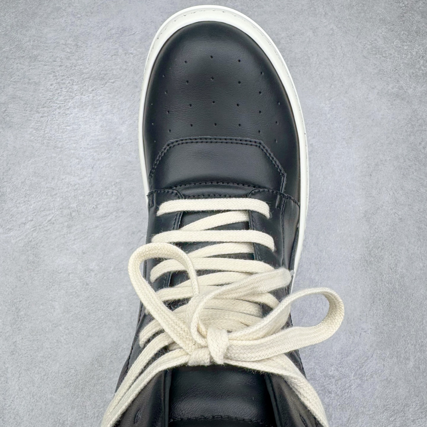 图片[4]-＃DG纯原 Rick Owens Edfu 瑞克·欧文斯高帮皮面时尚运动板鞋 黑白生胶 二级市场已经7K以上 平台客户随意卖四位数 RO广东原厂出品 纯原天花板 原版一比一复刻 冲正绝不翻车 还原度达到百分之98以上 原楦开发纸版版型 ZP拆解原版1：1复模裁片纸版 力求做到0错位 这样才能达到和zp一致的鞋型味道 采用进口cnc数控机床开发对版独家tpu奶香大底 区别于市场所有版本 zp同源全头层粒面小牛皮 达到和zp一致手感 原厂进口细纹布 万邦订购原厂高弹粉红色海绵 内里搭配软质细腻羊皮 TPU高密度大底 软硬度透光度高已经测试和原版一致 尺码：36 37 38 39 40 41 42 43 44 45 46-选品中心