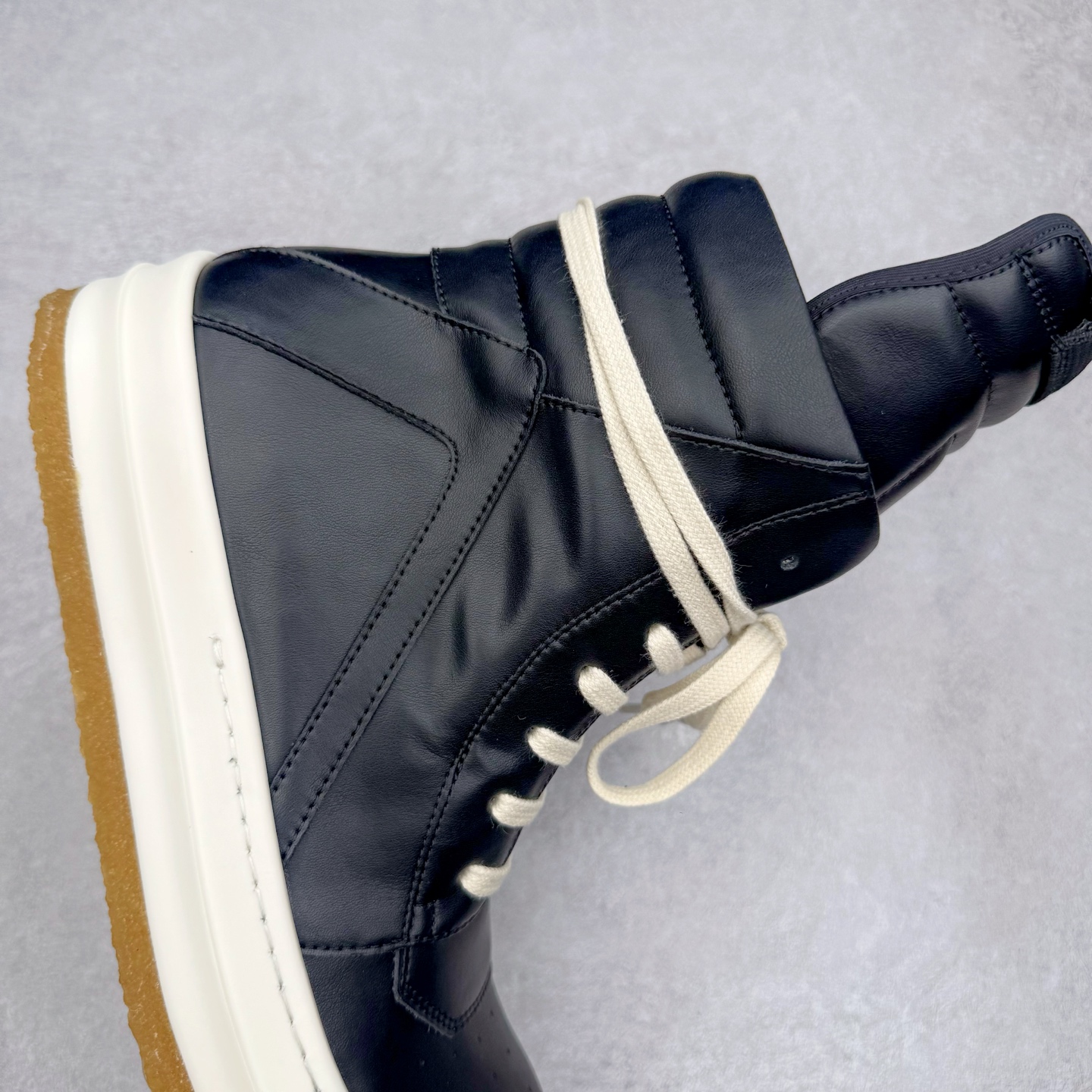 图片[6]-＃DG纯原 Rick Owens Edfu 瑞克·欧文斯高帮皮面时尚运动板鞋 黑白生胶 二级市场已经7K以上 平台客户随意卖四位数 RO广东原厂出品 纯原天花板 原版一比一复刻 冲正绝不翻车 还原度达到百分之98以上 原楦开发纸版版型 ZP拆解原版1：1复模裁片纸版 力求做到0错位 这样才能达到和zp一致的鞋型味道 采用进口cnc数控机床开发对版独家tpu奶香大底 区别于市场所有版本 zp同源全头层粒面小牛皮 达到和zp一致手感 原厂进口细纹布 万邦订购原厂高弹粉红色海绵 内里搭配软质细腻羊皮 TPU高密度大底 软硬度透光度高已经测试和原版一致 尺码：36 37 38 39 40 41 42 43 44 45 46-选品中心