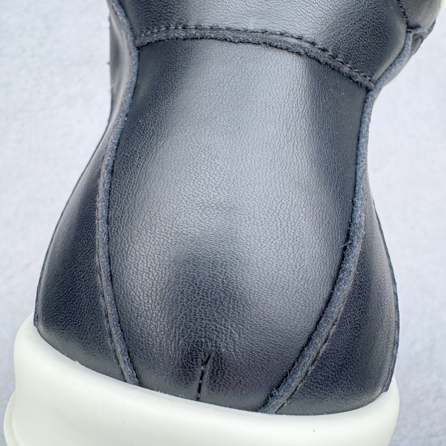 图片[15]-＃DG纯原 Rick Owens Edfu 瑞克·欧文斯高帮皮面时尚运动板鞋 黑白生胶 二级市场已经7K以上 平台客户随意卖四位数 RO广东原厂出品 纯原天花板 原版一比一复刻 冲正绝不翻车 还原度达到百分之98以上 原楦开发纸版版型 ZP拆解原版1：1复模裁片纸版 力求做到0错位 这样才能达到和zp一致的鞋型味道 采用进口cnc数控机床开发对版独家tpu奶香大底 区别于市场所有版本 zp同源全头层粒面小牛皮 达到和zp一致手感 原厂进口细纹布 万邦订购原厂高弹粉红色海绵 内里搭配软质细腻羊皮 TPU高密度大底 软硬度透光度高已经测试和原版一致 尺码：36 37 38 39 40 41 42 43 44 45 46-选品中心