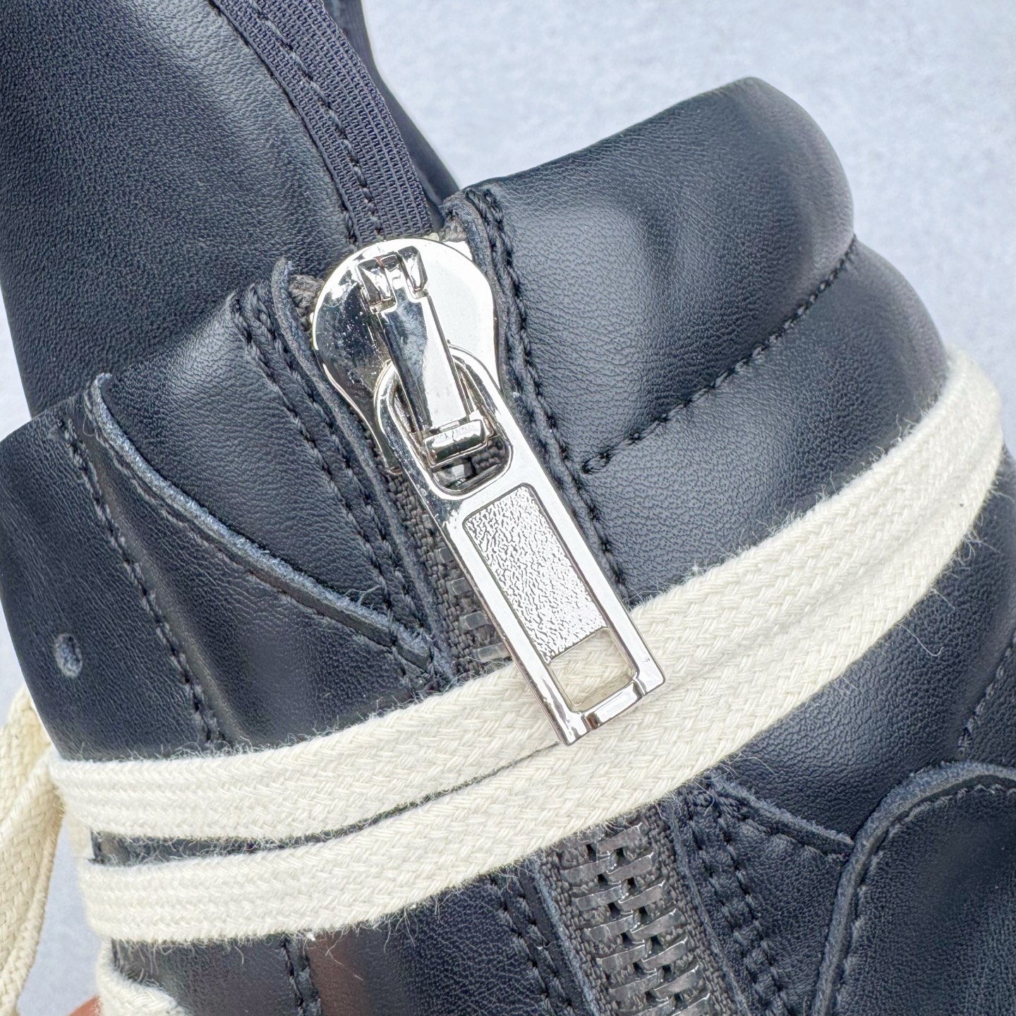 图片[12]-＃DG纯原 Rick Owens Edfu 瑞克·欧文斯高帮皮面时尚运动板鞋 黑白生胶 二级市场已经7K以上 平台客户随意卖四位数 RO广东原厂出品 纯原天花板 原版一比一复刻 冲正绝不翻车 还原度达到百分之98以上 原楦开发纸版版型 ZP拆解原版1：1复模裁片纸版 力求做到0错位 这样才能达到和zp一致的鞋型味道 采用进口cnc数控机床开发对版独家tpu奶香大底 区别于市场所有版本 zp同源全头层粒面小牛皮 达到和zp一致手感 原厂进口细纹布 万邦订购原厂高弹粉红色海绵 内里搭配软质细腻羊皮 TPU高密度大底 软硬度透光度高已经测试和原版一致 尺码：36 37 38 39 40 41 42 43 44 45 46-选品中心