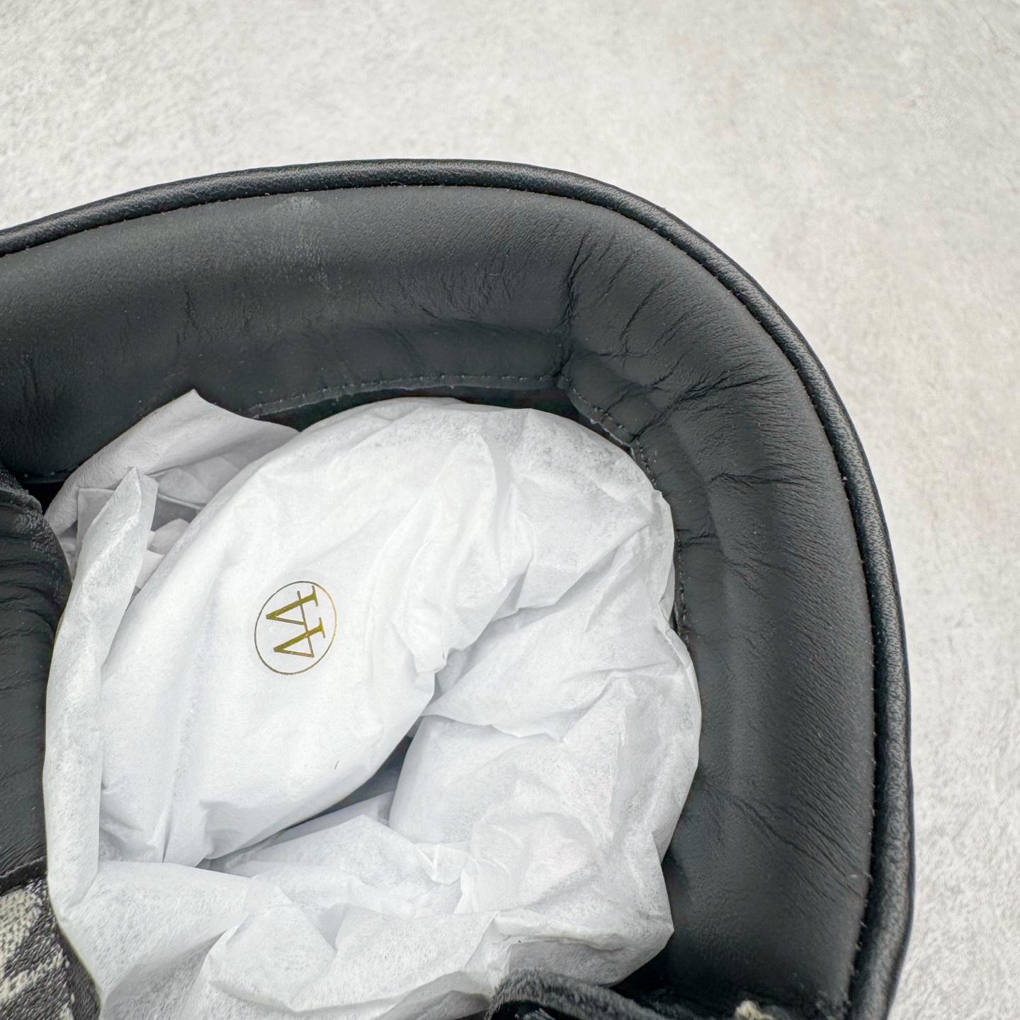 图片[11]-＃DG纯原 Rick Owens Edfu 瑞克·欧文斯高帮皮面时尚运动板鞋 黑白生胶 二级市场已经7K以上 平台客户随意卖四位数 RO广东原厂出品 纯原天花板 原版一比一复刻 冲正绝不翻车 还原度达到百分之98以上 原楦开发纸版版型 ZP拆解原版1：1复模裁片纸版 力求做到0错位 这样才能达到和zp一致的鞋型味道 采用进口cnc数控机床开发对版独家tpu奶香大底 区别于市场所有版本 zp同源全头层粒面小牛皮 达到和zp一致手感 原厂进口细纹布 万邦订购原厂高弹粉红色海绵 内里搭配软质细腻羊皮 TPU高密度大底 软硬度透光度高已经测试和原版一致 尺码：36 37 38 39 40 41 42 43 44 45 46-选品中心