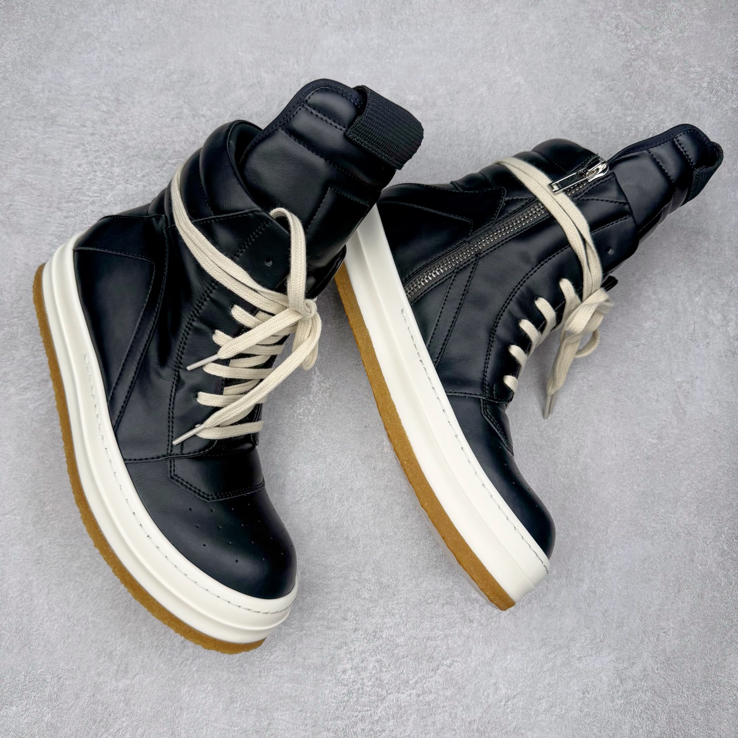 图片[3]-＃DG纯原 Rick Owens Edfu 瑞克·欧文斯高帮皮面时尚运动板鞋 黑白生胶 二级市场已经7K以上 平台客户随意卖四位数 RO广东原厂出品 纯原天花板 原版一比一复刻 冲正绝不翻车 还原度达到百分之98以上 原楦开发纸版版型 ZP拆解原版1：1复模裁片纸版 力求做到0错位 这样才能达到和zp一致的鞋型味道 采用进口cnc数控机床开发对版独家tpu奶香大底 区别于市场所有版本 zp同源全头层粒面小牛皮 达到和zp一致手感 原厂进口细纹布 万邦订购原厂高弹粉红色海绵 内里搭配软质细腻羊皮 TPU高密度大底 软硬度透光度高已经测试和原版一致 尺码：36 37 38 39 40 41 42 43 44 45 46-选品中心