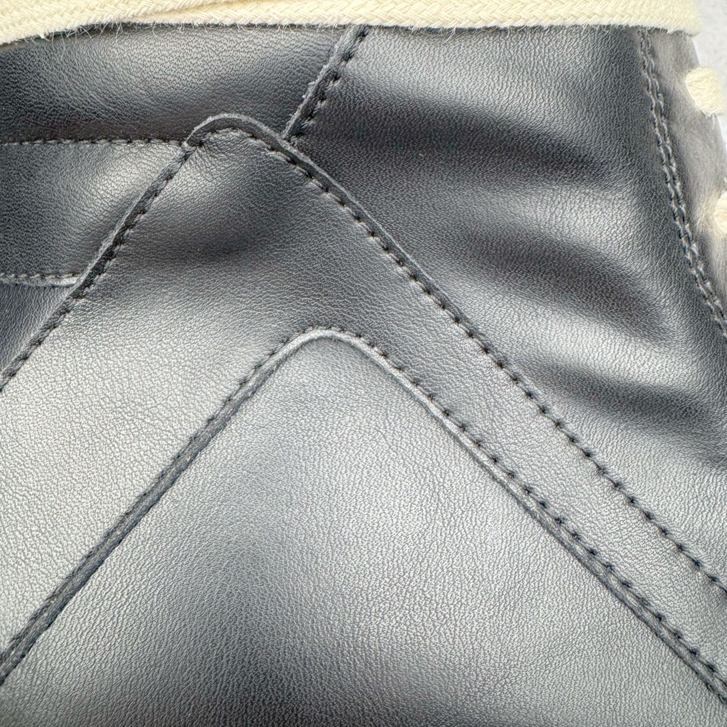 图片[19]-＃DG纯原 Rick Owens Edfu 瑞克·欧文斯高帮皮面时尚运动板鞋 黑白生胶 二级市场已经7K以上 平台客户随意卖四位数 RO广东原厂出品 纯原天花板 原版一比一复刻 冲正绝不翻车 还原度达到百分之98以上 原楦开发纸版版型 ZP拆解原版1：1复模裁片纸版 力求做到0错位 这样才能达到和zp一致的鞋型味道 采用进口cnc数控机床开发对版独家tpu奶香大底 区别于市场所有版本 zp同源全头层粒面小牛皮 达到和zp一致手感 原厂进口细纹布 万邦订购原厂高弹粉红色海绵 内里搭配软质细腻羊皮 TPU高密度大底 软硬度透光度高已经测试和原版一致 尺码：36 37 38 39 40 41 42 43 44 45 46-选品中心