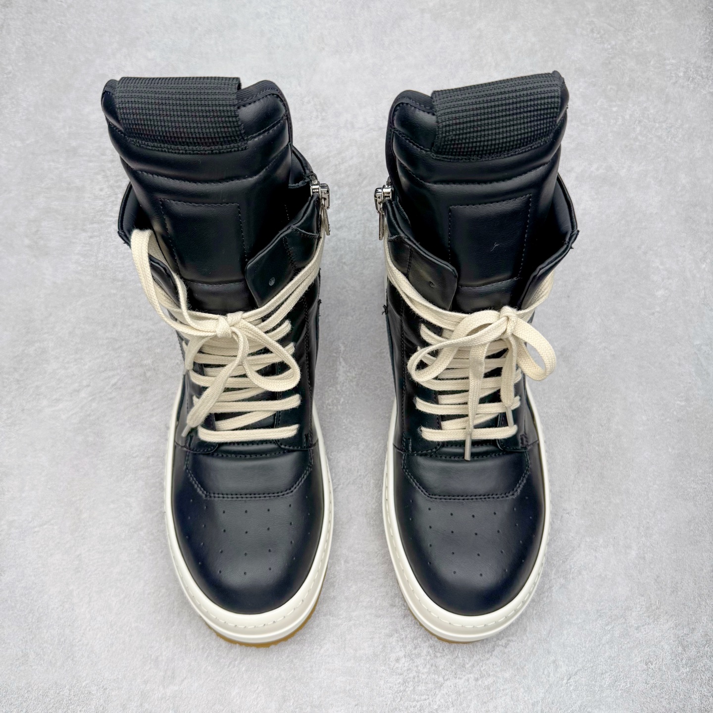 图片[2]-＃DG纯原 Rick Owens Edfu 瑞克·欧文斯高帮皮面时尚运动板鞋 黑白生胶 二级市场已经7K以上 平台客户随意卖四位数 RO广东原厂出品 纯原天花板 原版一比一复刻 冲正绝不翻车 还原度达到百分之98以上 原楦开发纸版版型 ZP拆解原版1：1复模裁片纸版 力求做到0错位 这样才能达到和zp一致的鞋型味道 采用进口cnc数控机床开发对版独家tpu奶香大底 区别于市场所有版本 zp同源全头层粒面小牛皮 达到和zp一致手感 原厂进口细纹布 万邦订购原厂高弹粉红色海绵 内里搭配软质细腻羊皮 TPU高密度大底 软硬度透光度高已经测试和原版一致 尺码：36 37 38 39 40 41 42 43 44 45 46-选品中心