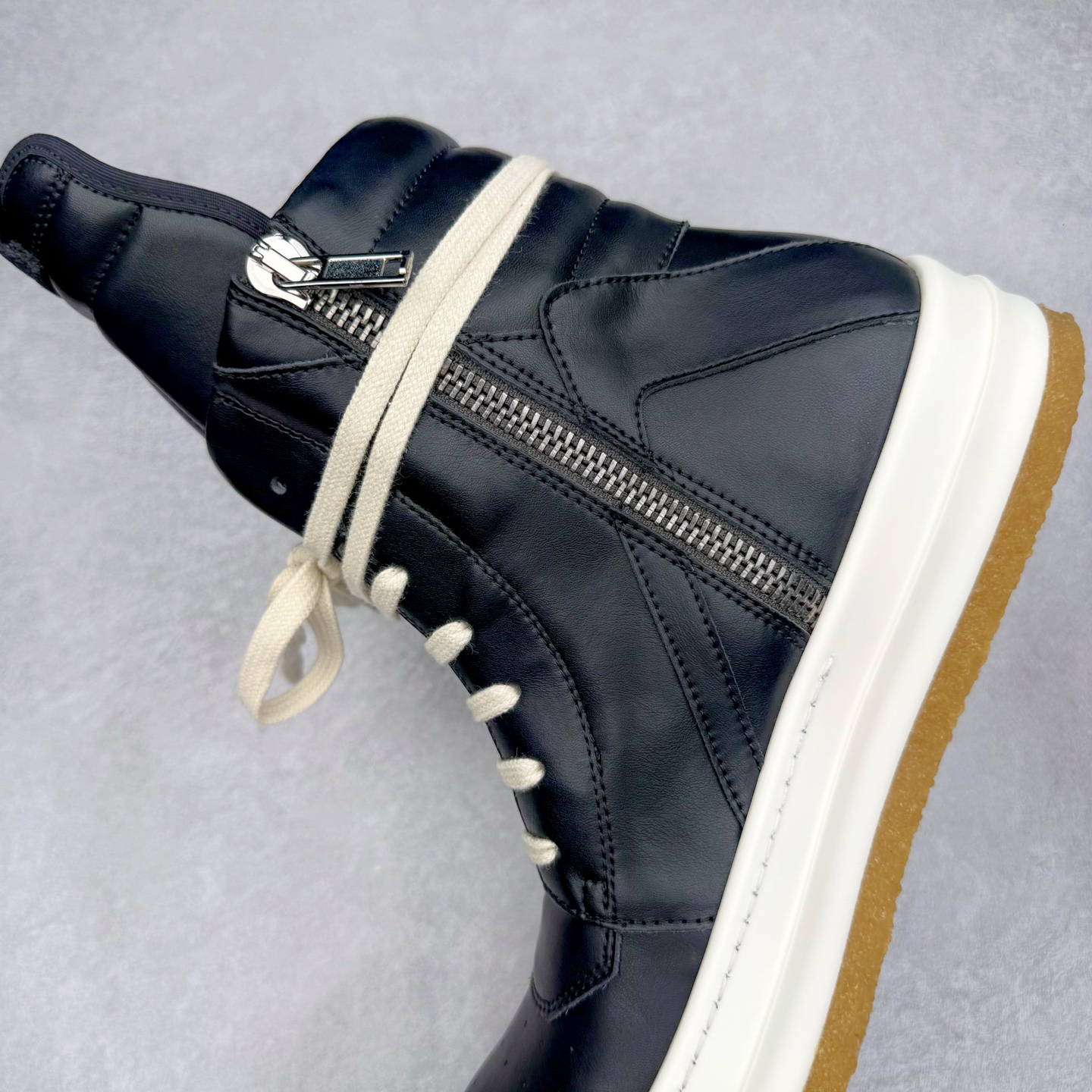 图片[7]-＃DG纯原 Rick Owens Edfu 瑞克·欧文斯高帮皮面时尚运动板鞋 黑白生胶 二级市场已经7K以上 平台客户随意卖四位数 RO广东原厂出品 纯原天花板 原版一比一复刻 冲正绝不翻车 还原度达到百分之98以上 原楦开发纸版版型 ZP拆解原版1：1复模裁片纸版 力求做到0错位 这样才能达到和zp一致的鞋型味道 采用进口cnc数控机床开发对版独家tpu奶香大底 区别于市场所有版本 zp同源全头层粒面小牛皮 达到和zp一致手感 原厂进口细纹布 万邦订购原厂高弹粉红色海绵 内里搭配软质细腻羊皮 TPU高密度大底 软硬度透光度高已经测试和原版一致 尺码：36 37 38 39 40 41 42 43 44 45 46-选品中心