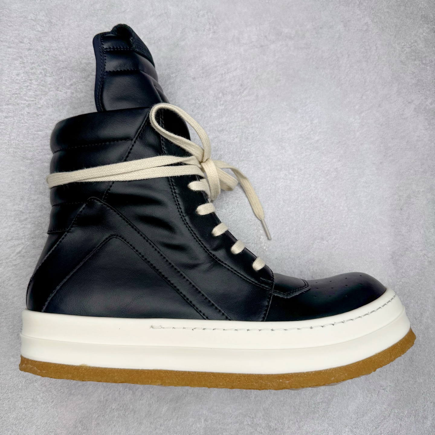 ＃DG纯原 Rick Owens Edfu 瑞克·欧文斯高帮皮面时尚运动板鞋 黑白生胶 二级市场已经7K以上 平台客户随意卖四位数 RO广东原厂出品 纯原天花板 原版一比一复刻 冲正绝不翻车 还原度达到百分之98以上 原楦开发纸版版型 ZP拆解原版1：1复模裁片纸版 力求做到0错位 这样才能达到和zp一致的鞋型味道 采用进口cnc数控机床开发对版独家tpu奶香大底 区别于市场所有版本 zp同源全头层粒面小牛皮 达到和zp一致手感 原厂进口细纹布 万邦订购原厂高弹粉红色海绵 内里搭配软质细腻羊皮 TPU高密度大底 软硬度透光度高已经测试和原版一致 尺码：36 37 38 39 40 41 42 43 44 45 46-选品中心